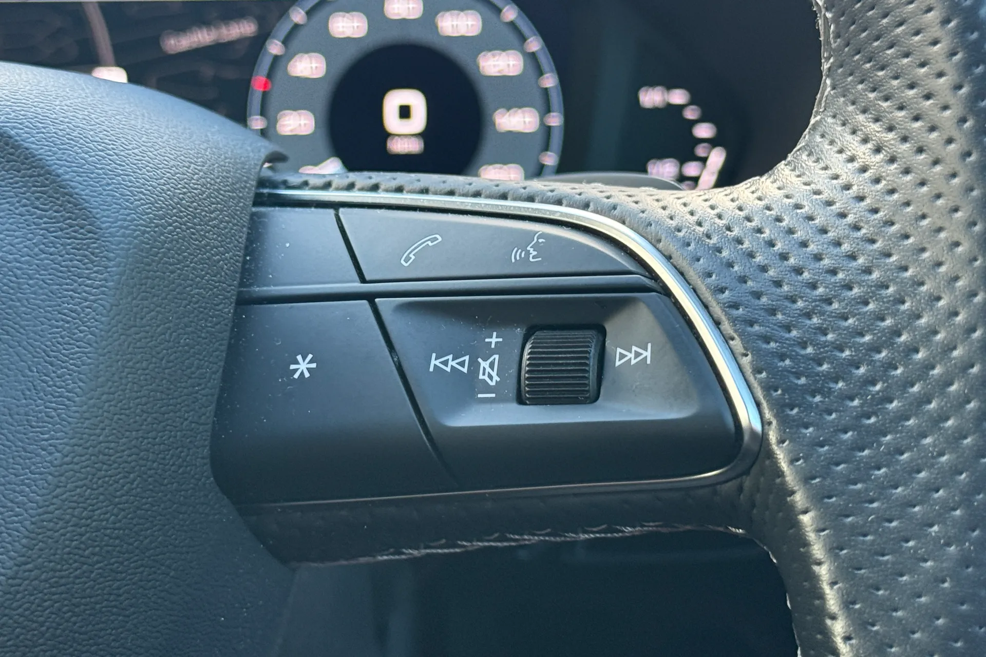 Audi Q3 thumbnail image number 12