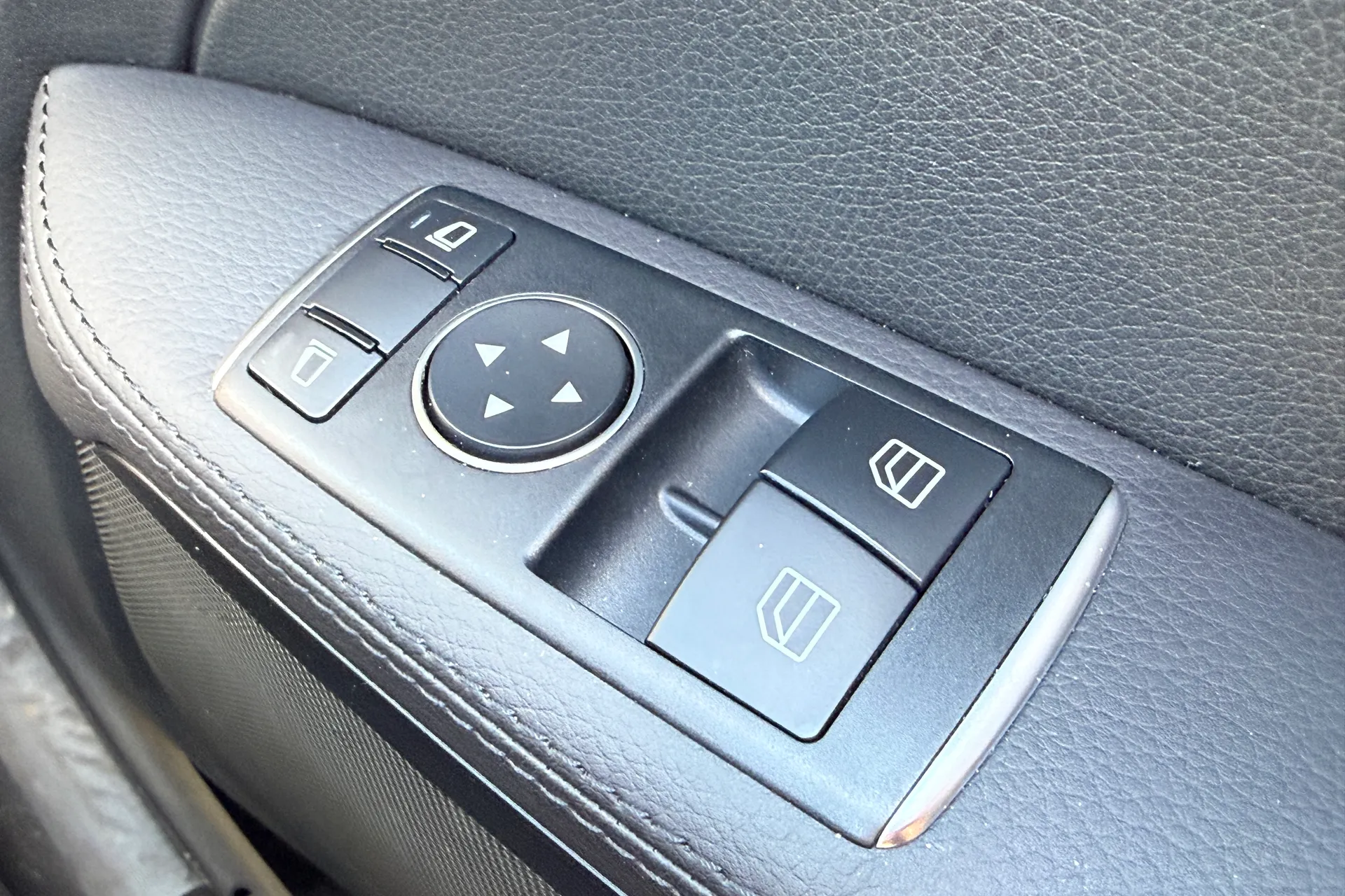 MERCEDES-BENZ SLC thumbnail image number 12