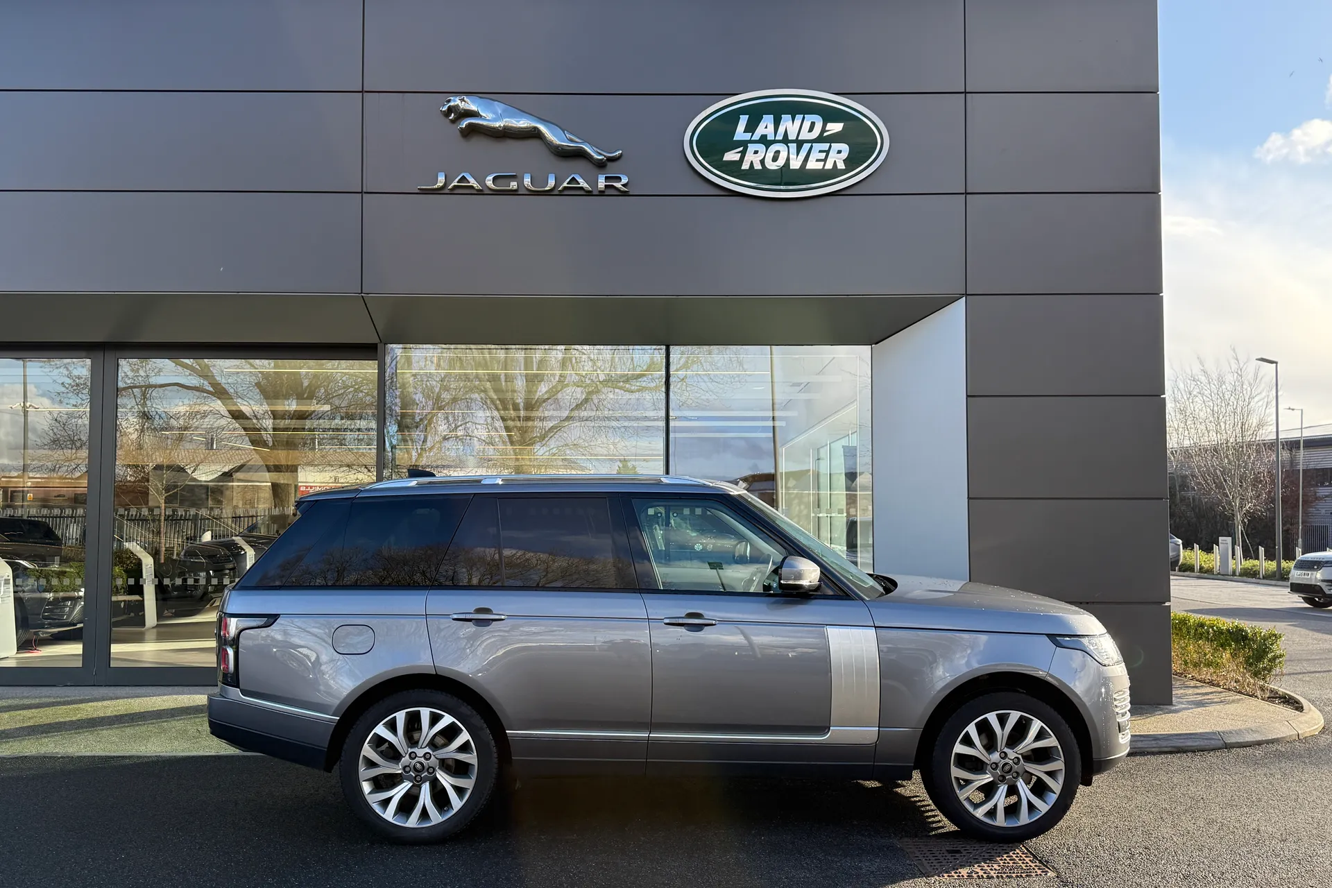 LAND ROVER RANGE ROVER thumbnail image number 2