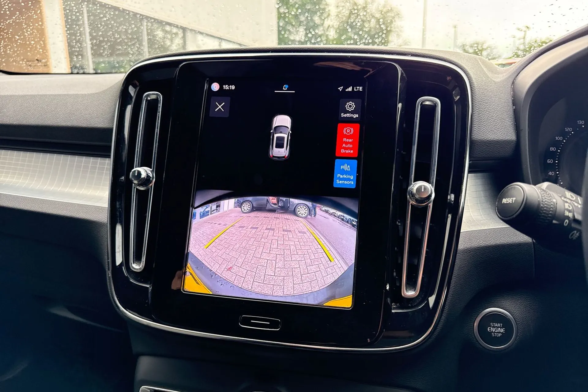 Volvo XC40 thumbnail image number 4