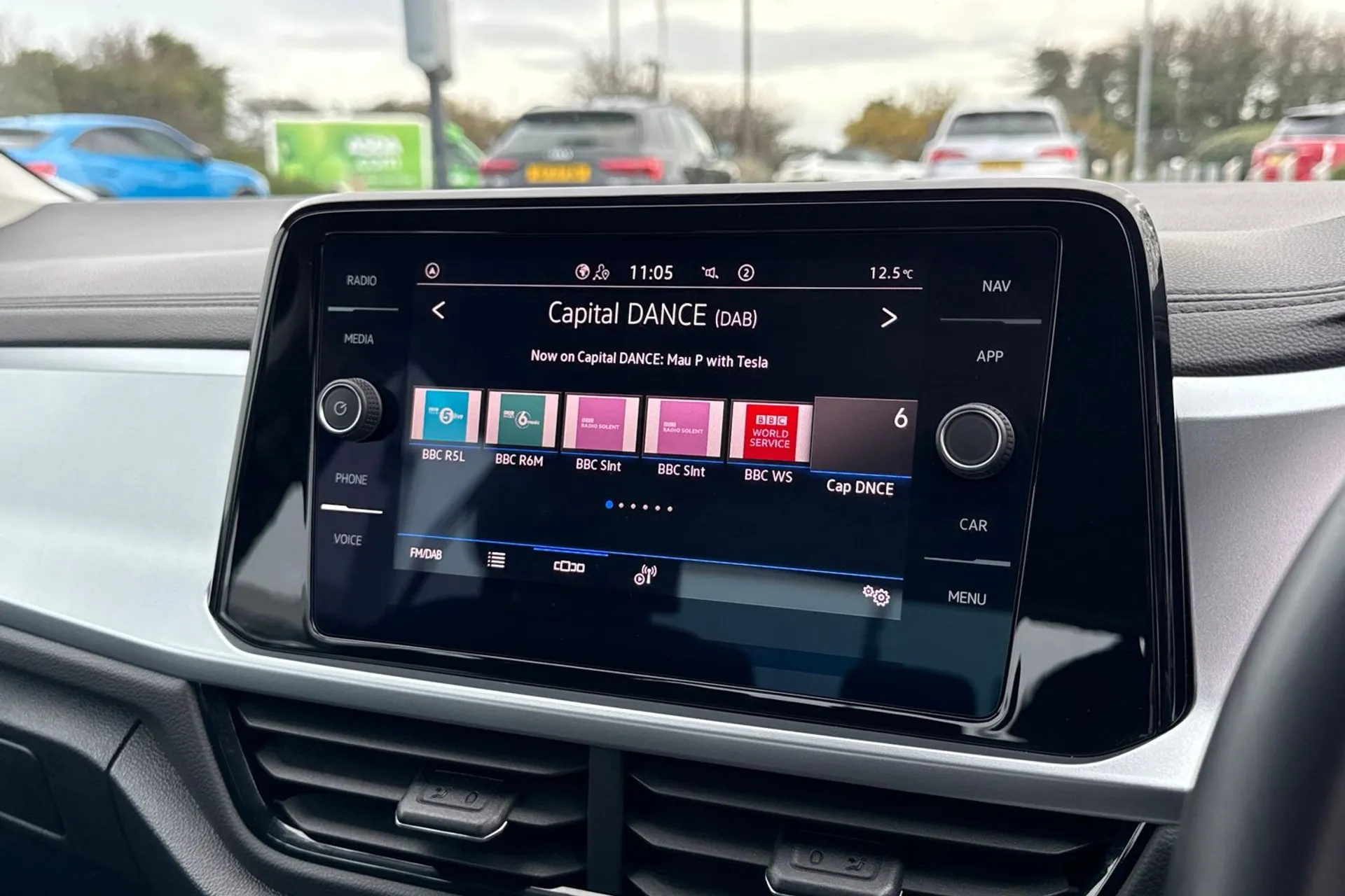 VOLKSWAGEN T-ROC thumbnail image number 23