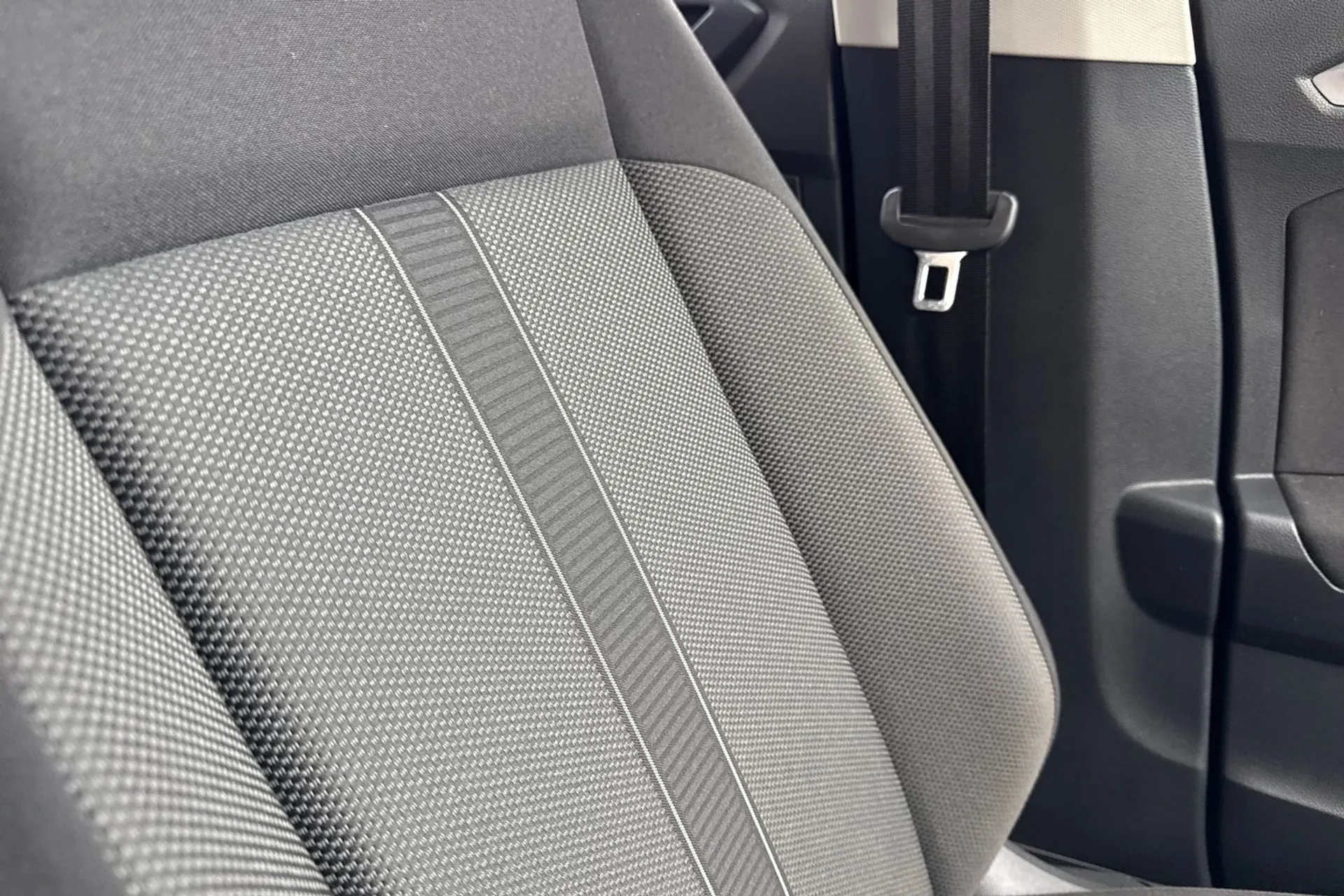 VOLKSWAGEN T-ROC thumbnail image number 51