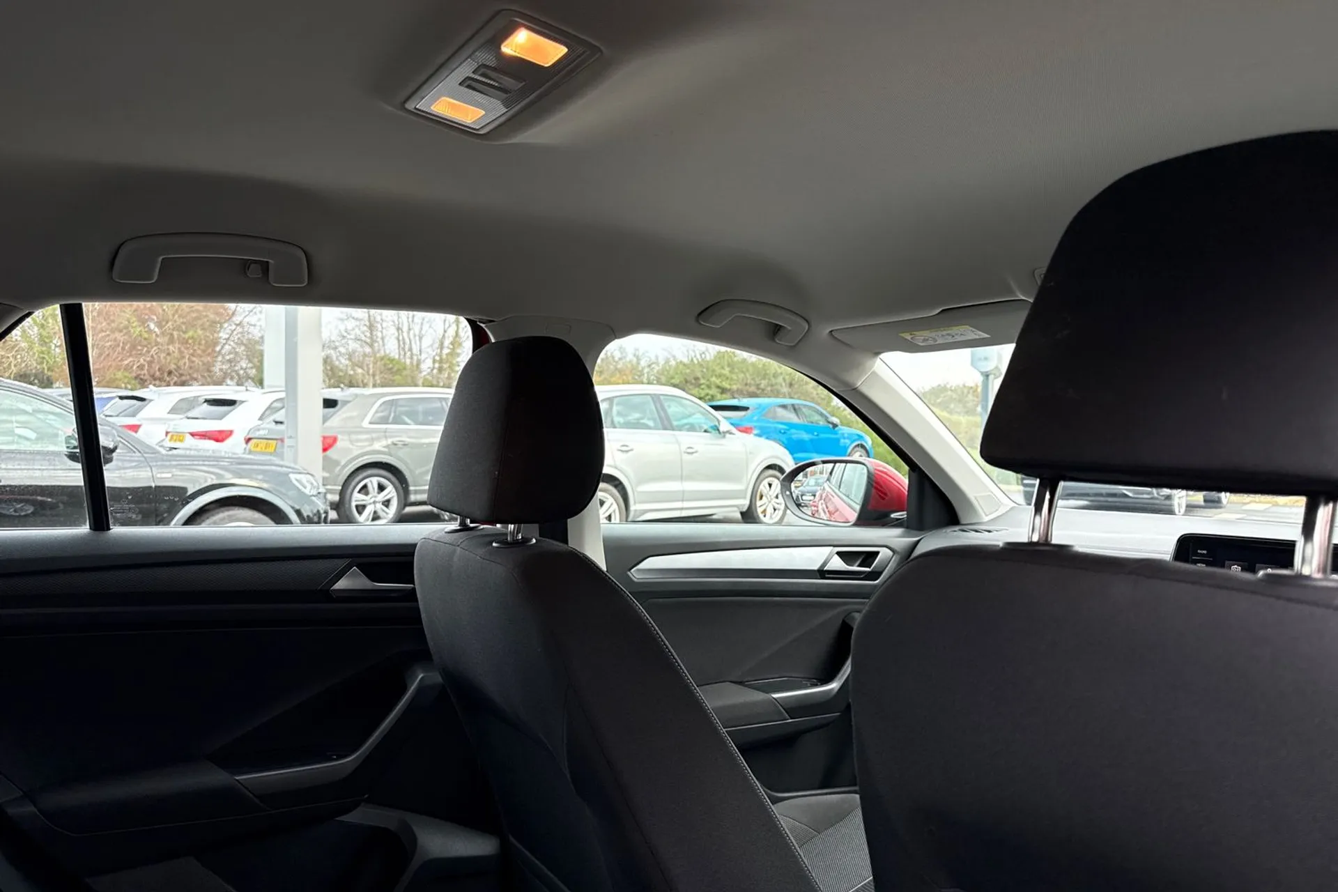 VOLKSWAGEN T-ROC thumbnail image number 25