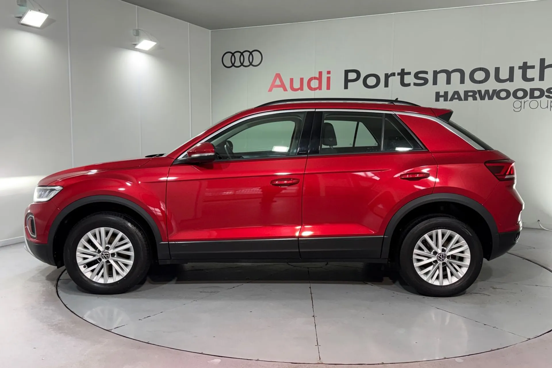 VOLKSWAGEN T-ROC thumbnail image number 11