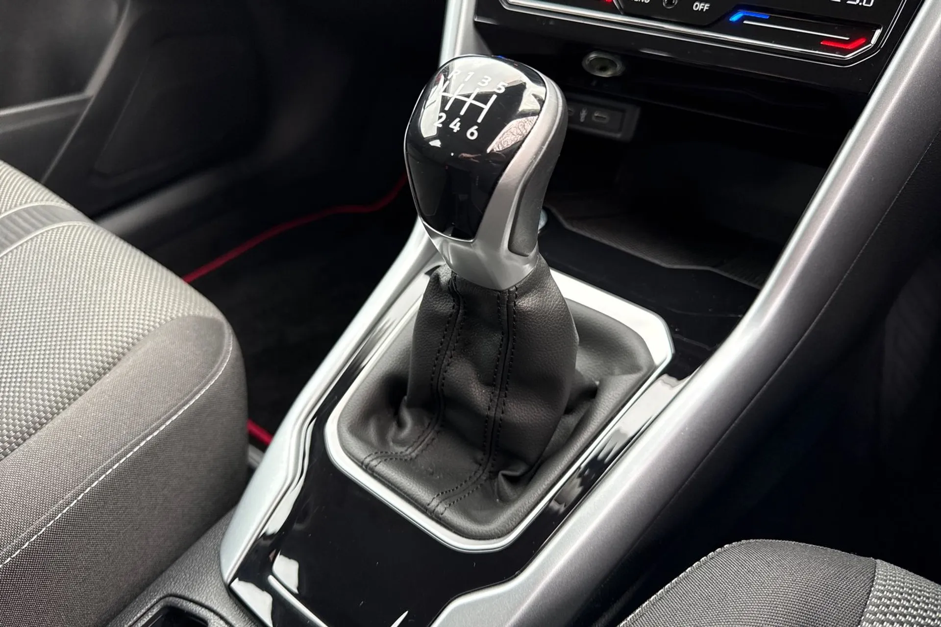 VOLKSWAGEN T-ROC thumbnail image number 29