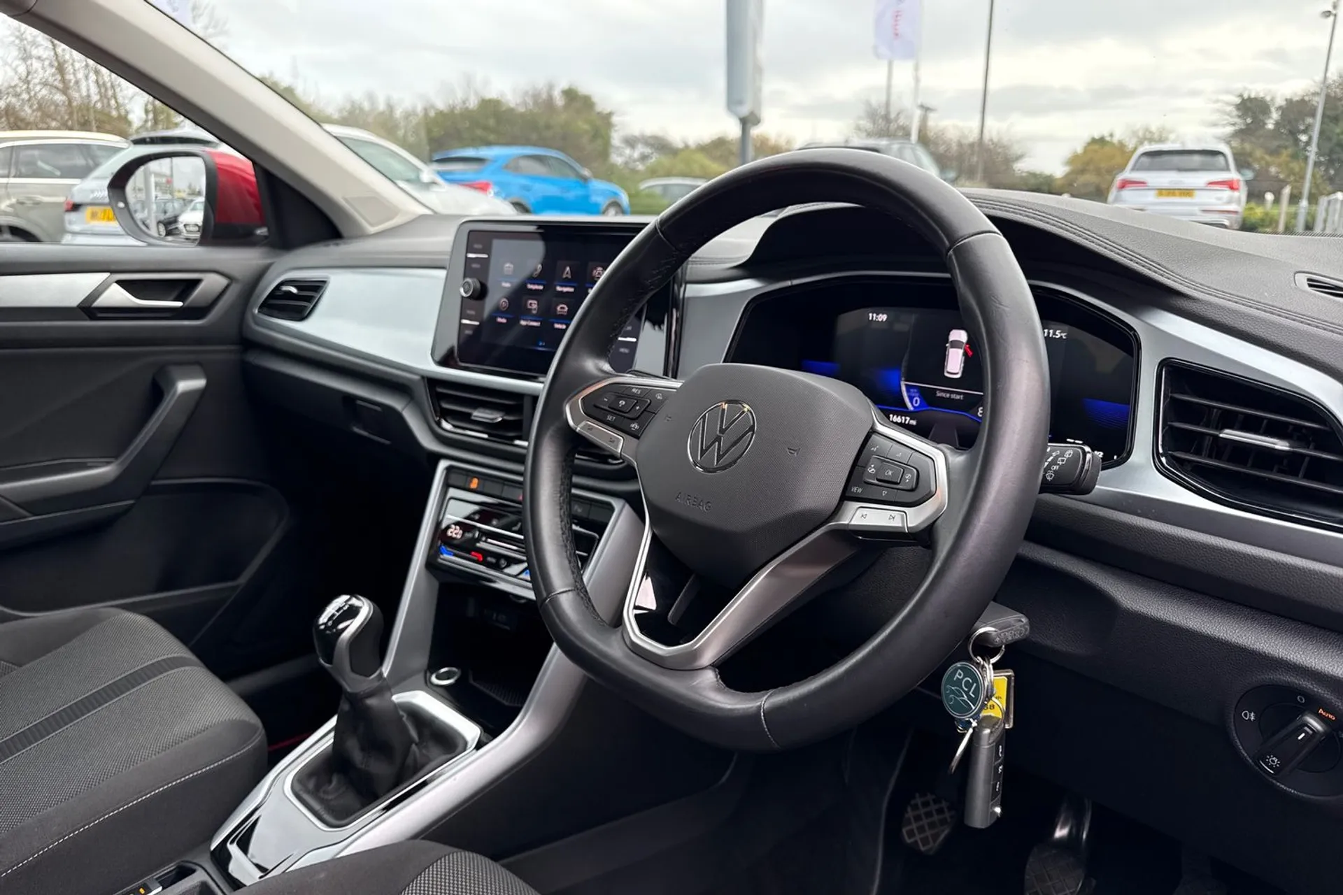 VOLKSWAGEN T-ROC thumbnail image number 32