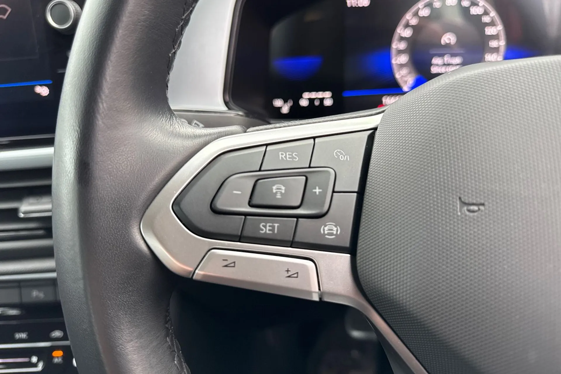 VOLKSWAGEN T-ROC thumbnail image number 44