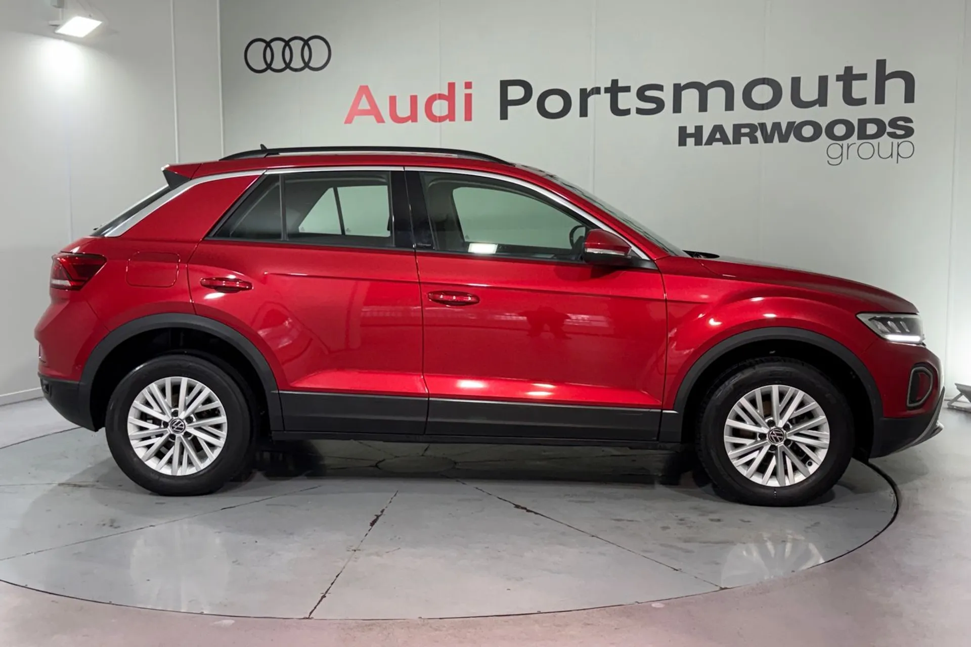 VOLKSWAGEN T-ROC thumbnail image number 2