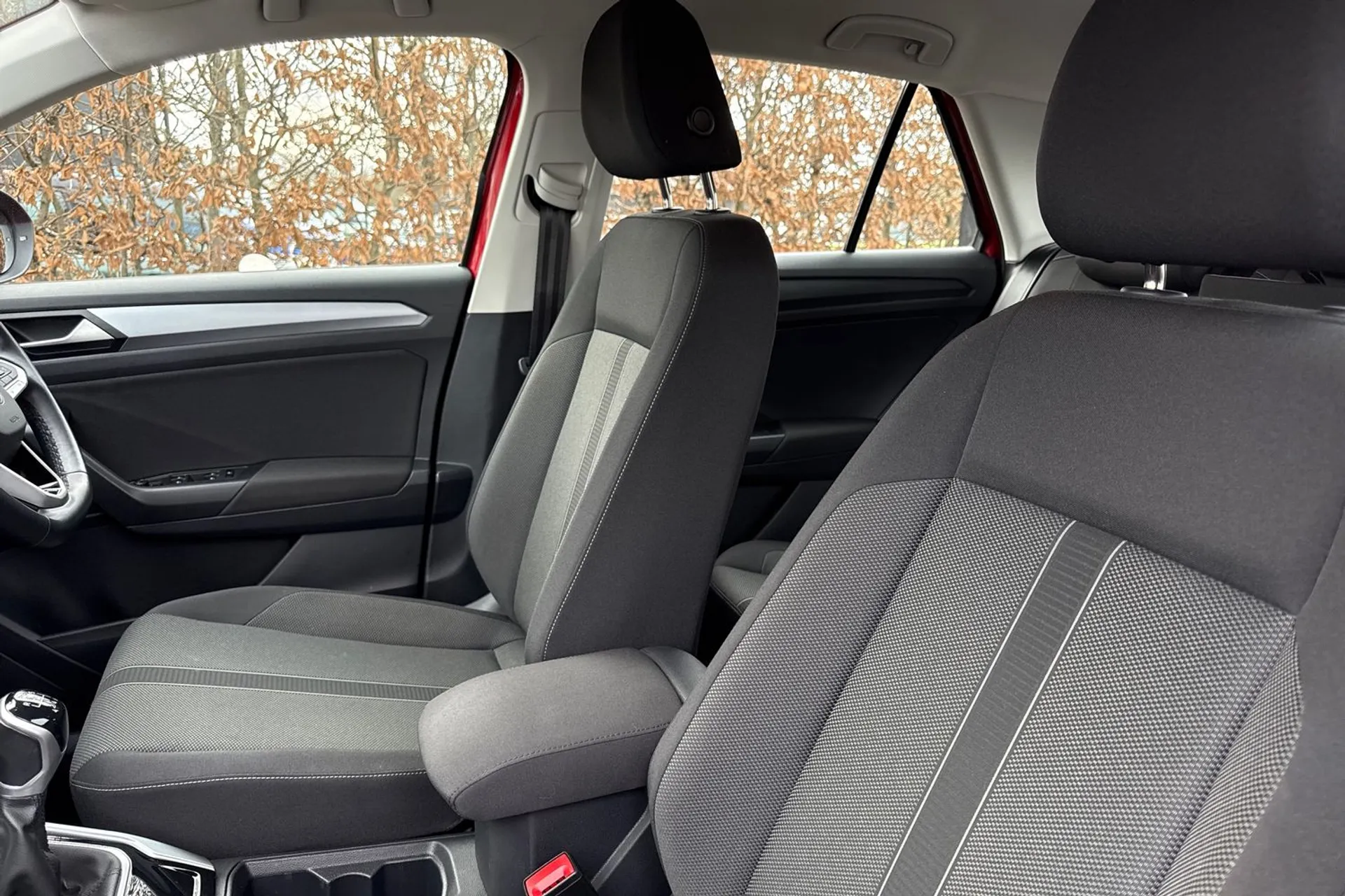 VOLKSWAGEN T-ROC thumbnail image number 36