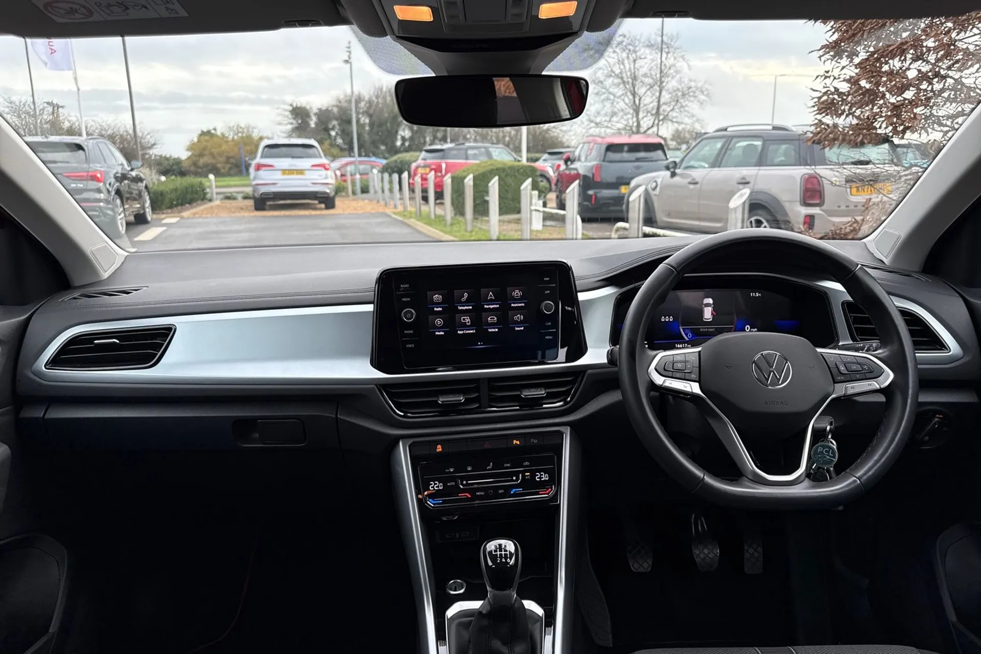 VOLKSWAGEN T-ROC thumbnail image number 3