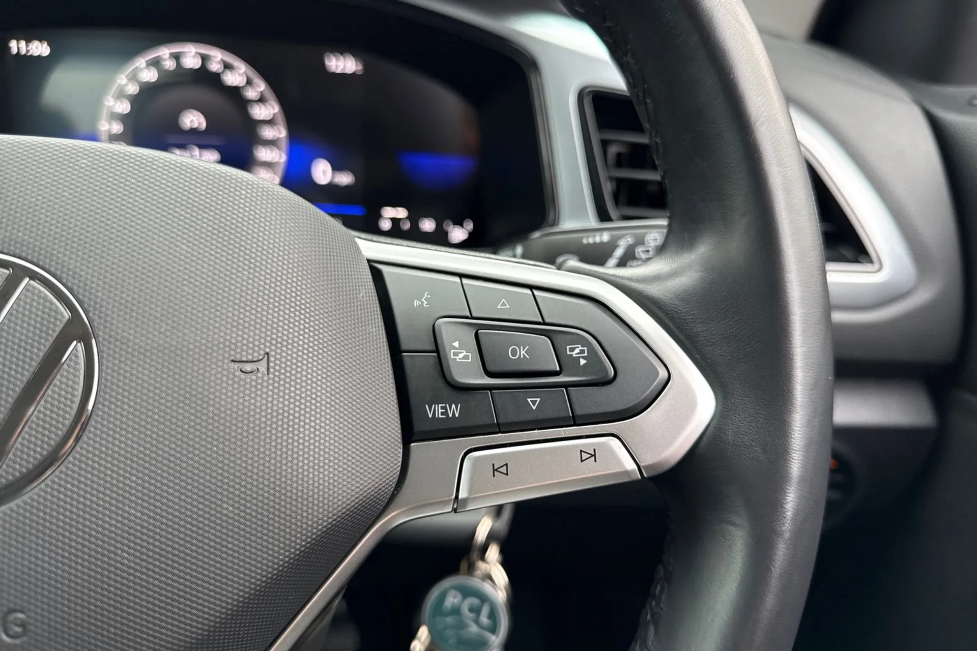 VOLKSWAGEN T-ROC thumbnail image number 45