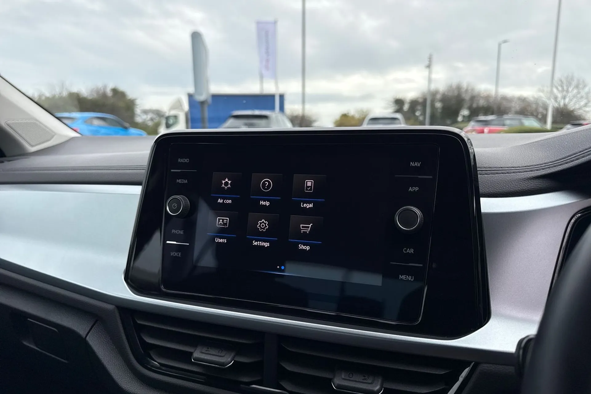 VOLKSWAGEN T-ROC thumbnail image number 31