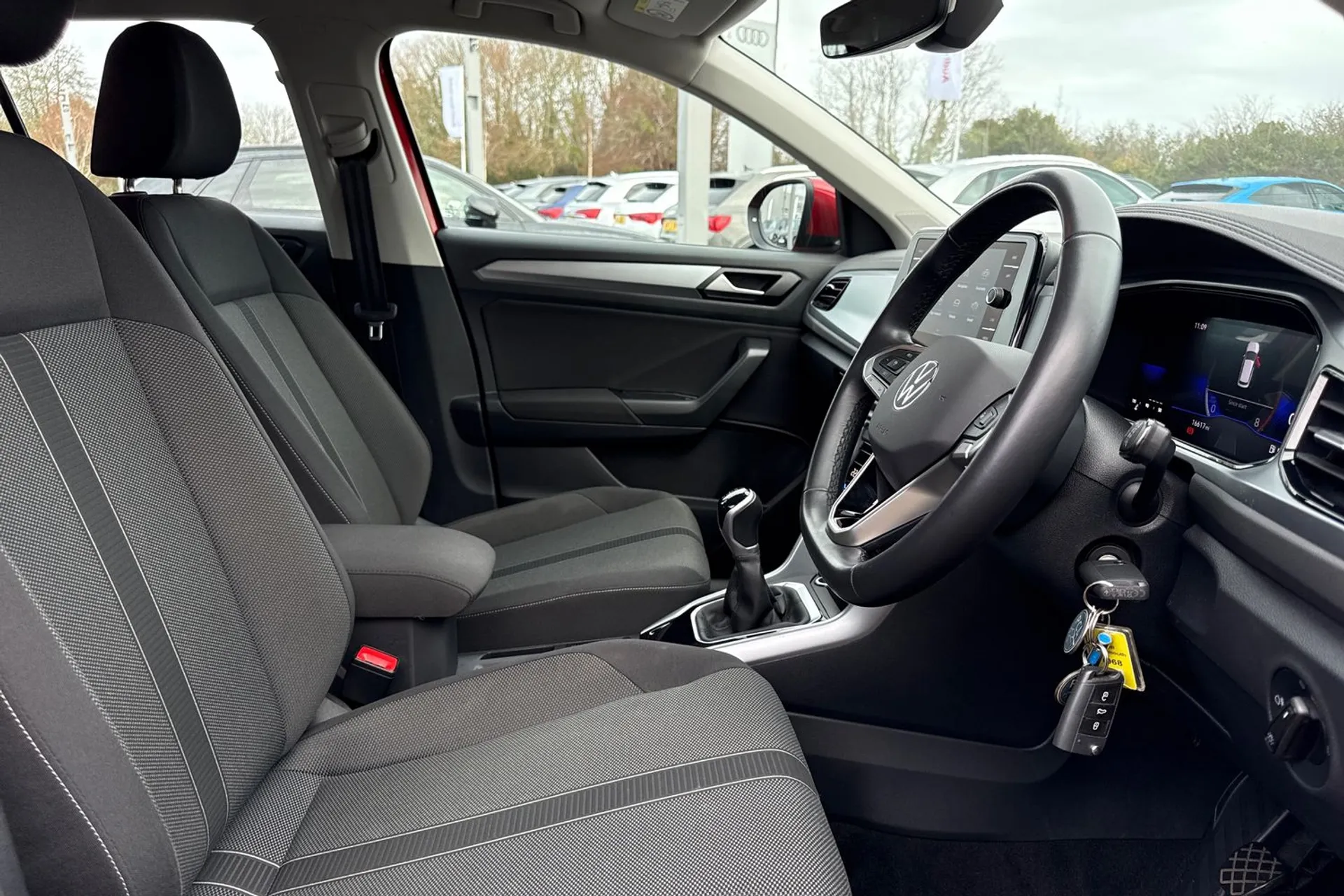 VOLKSWAGEN T-ROC thumbnail image number 30