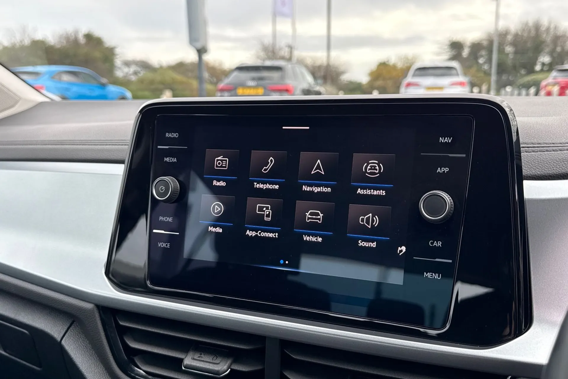 VOLKSWAGEN T-ROC thumbnail image number 4