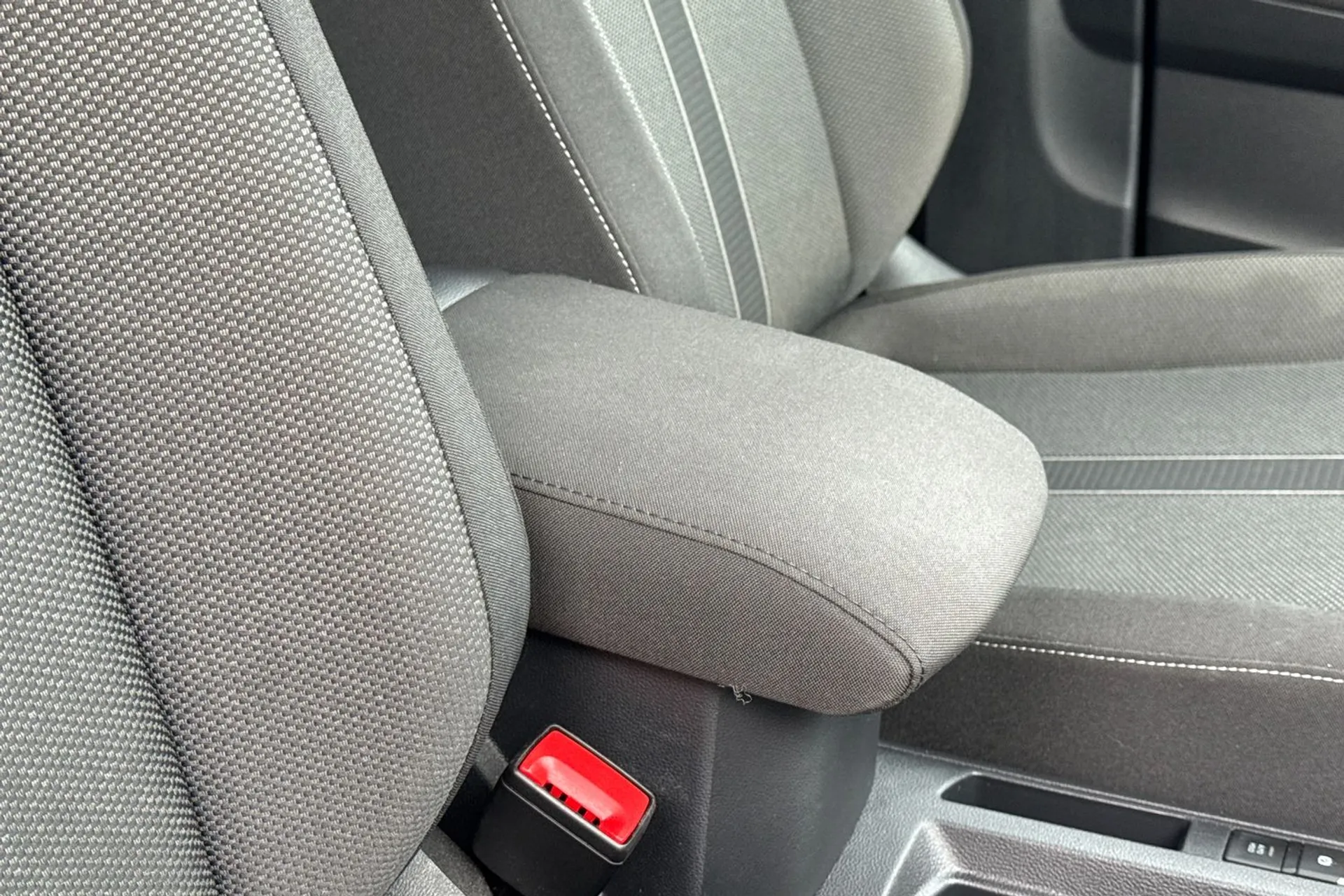 VOLKSWAGEN T-ROC thumbnail image number 47