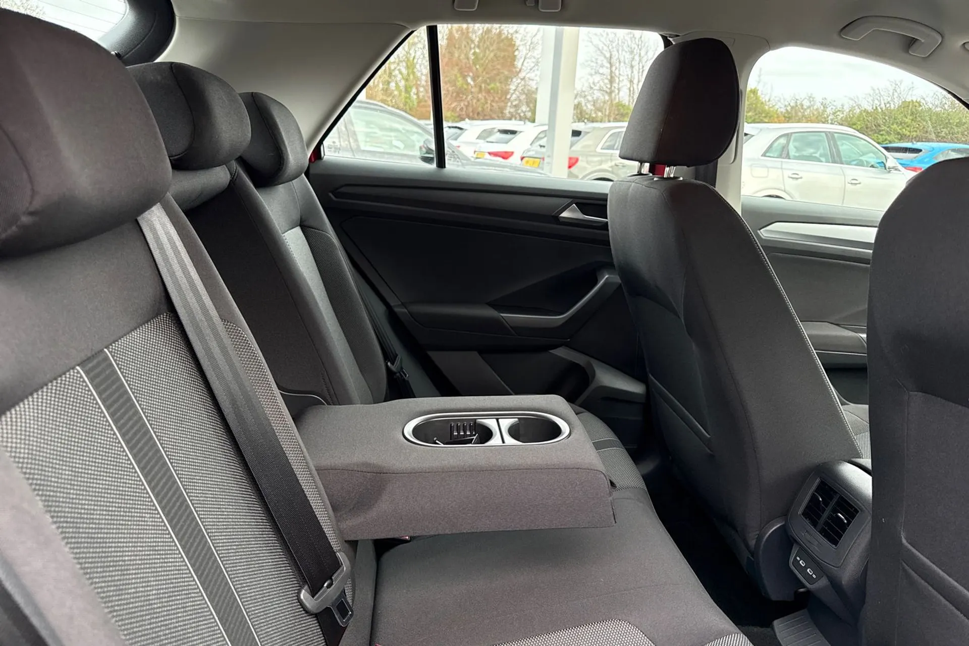 VOLKSWAGEN T-ROC thumbnail image number 22