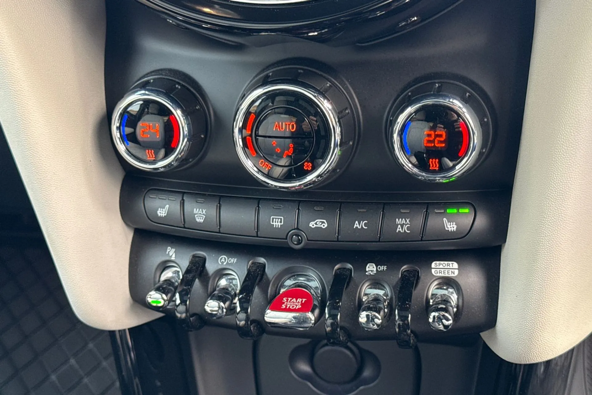 MINI HATCHBACK thumbnail image number 40