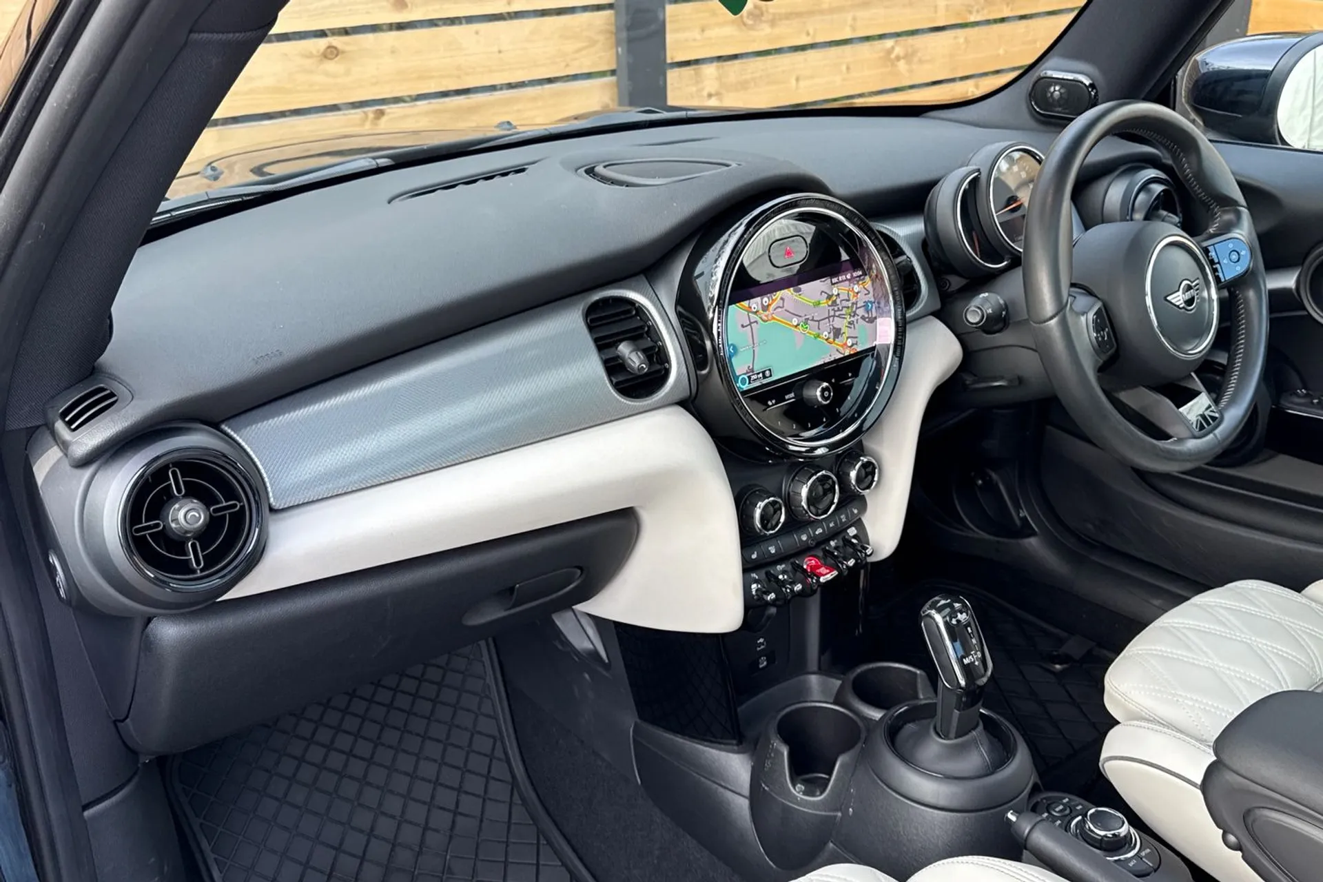 MINI HATCHBACK thumbnail image number 29