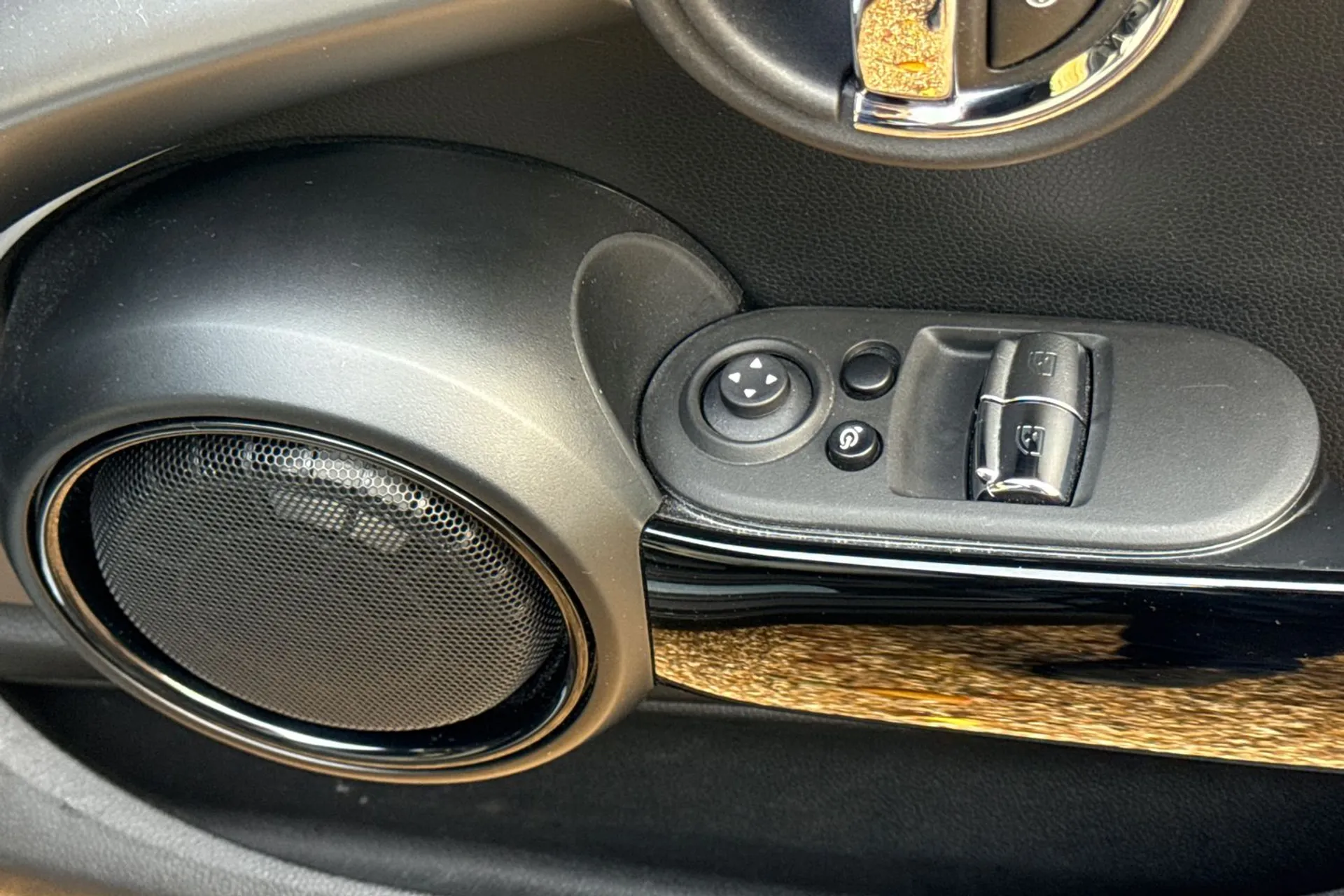 MINI HATCHBACK thumbnail image number 45