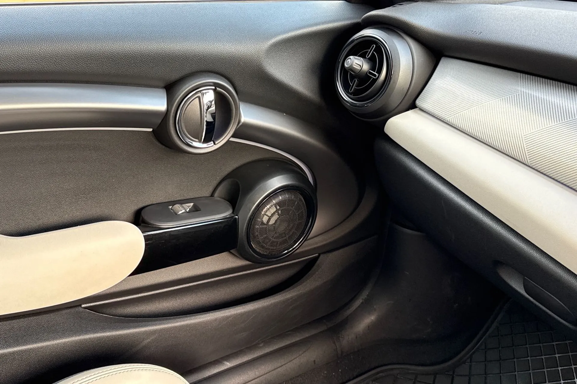 MINI HATCHBACK thumbnail image number 50