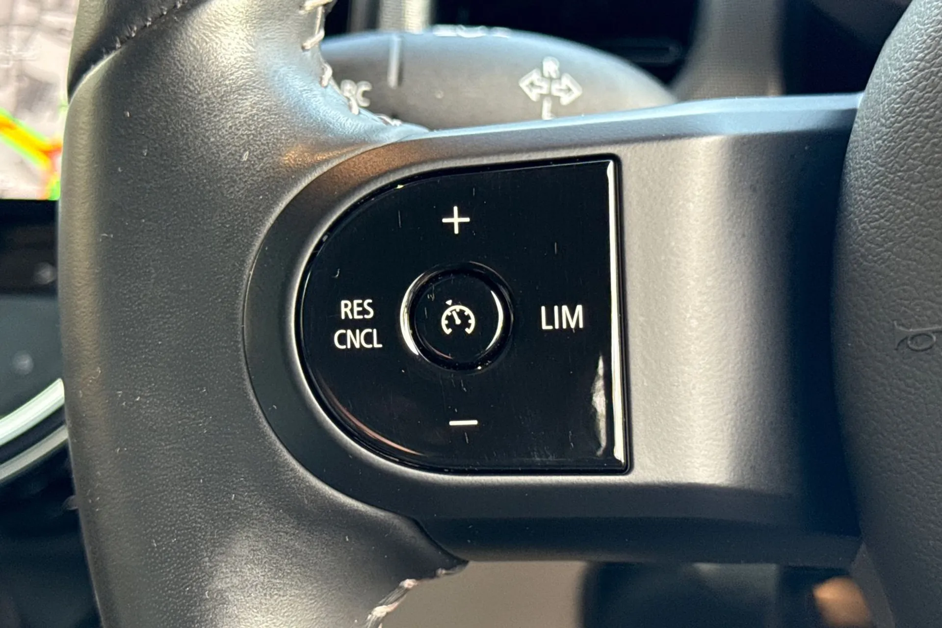 MINI HATCHBACK thumbnail image number 38