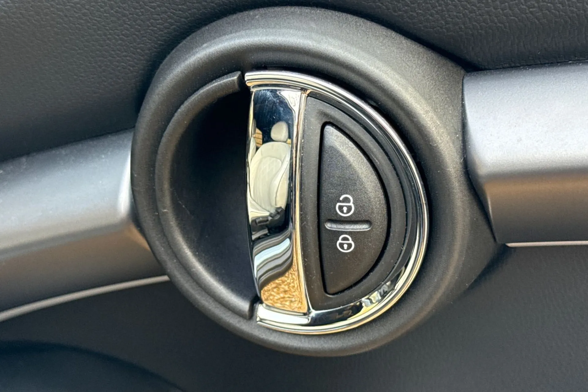 MINI HATCHBACK thumbnail image number 46