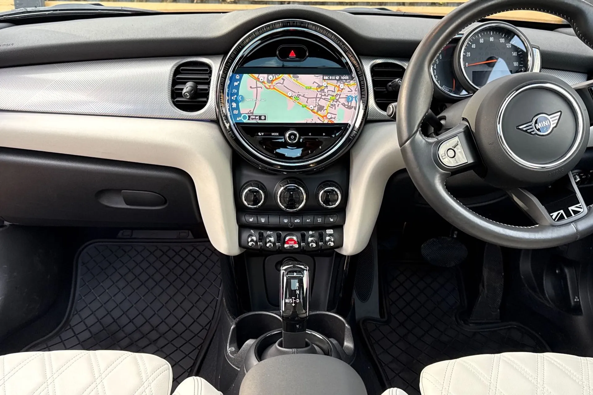 MINI HATCHBACK thumbnail image number 37