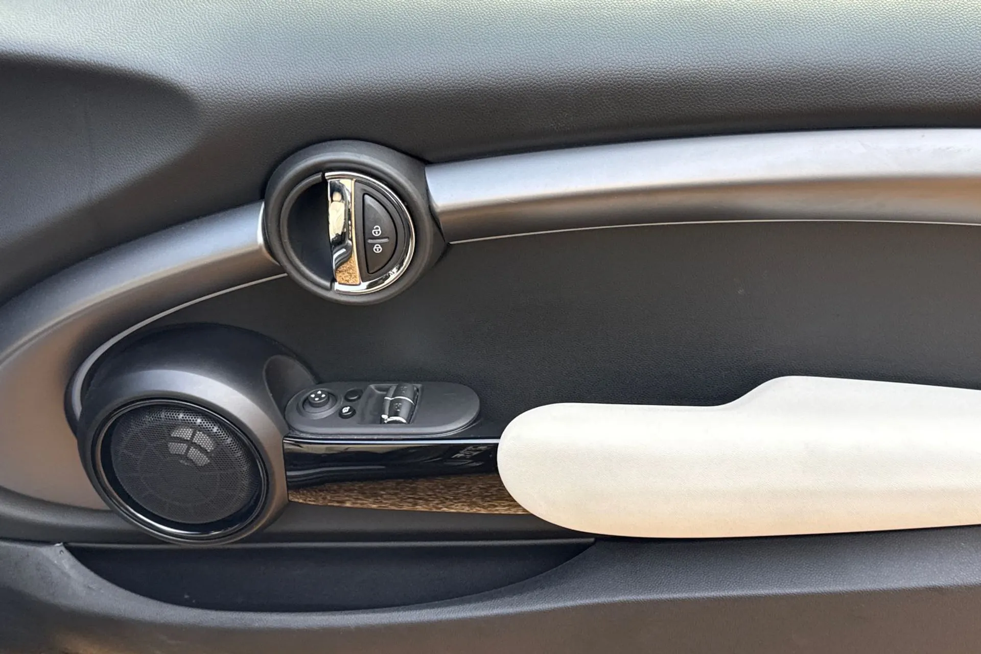 MINI HATCHBACK thumbnail image number 41