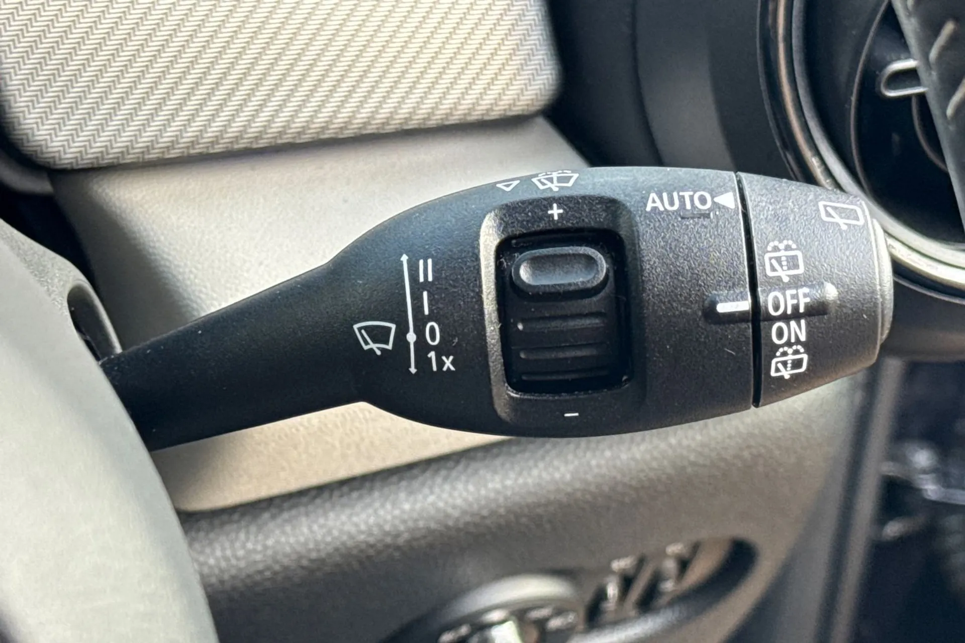 MINI HATCHBACK thumbnail image number 48