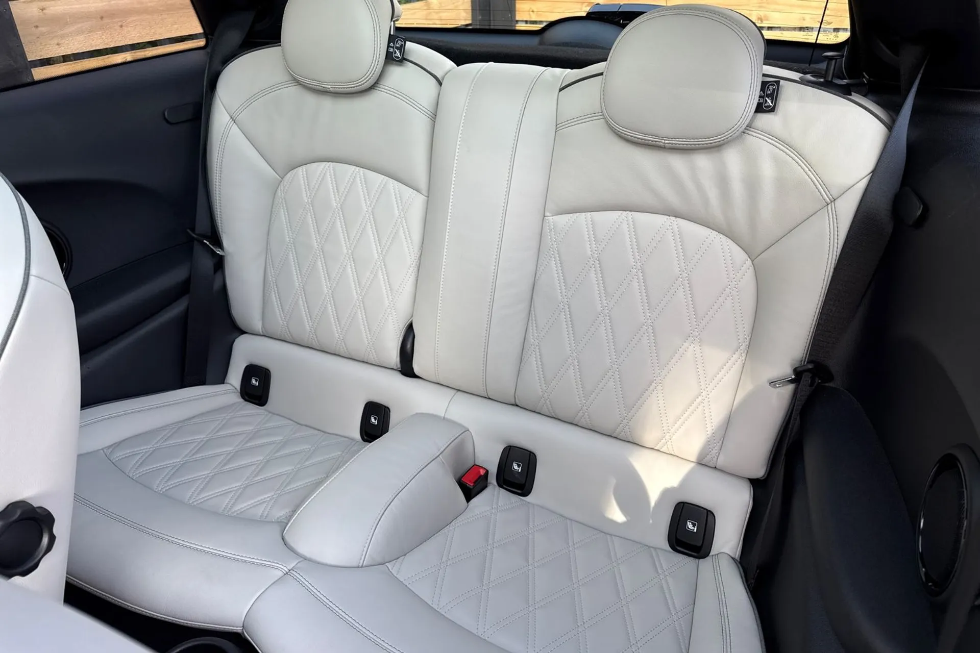 MINI HATCHBACK thumbnail image number 32