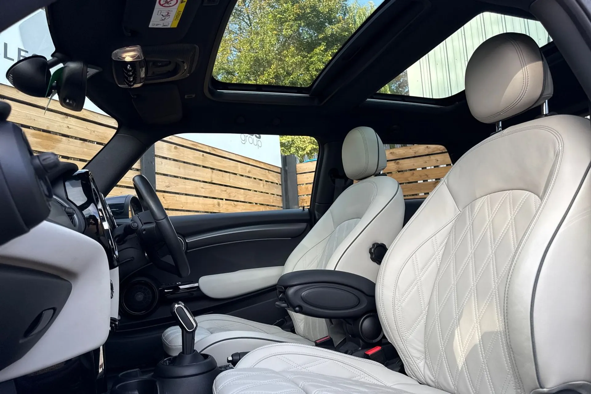 MINI HATCHBACK thumbnail image number 30