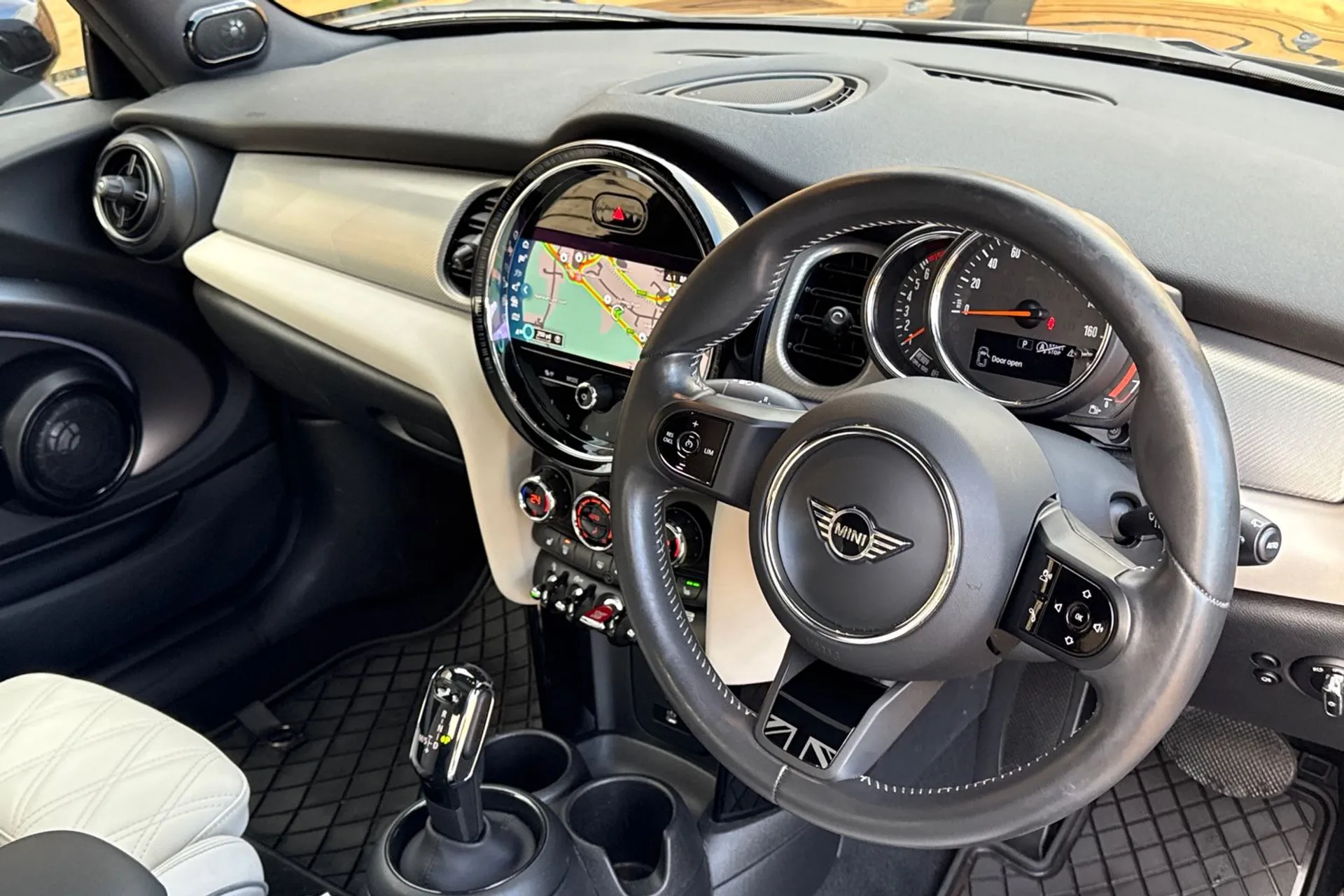 MINI HATCHBACK thumbnail image number 28