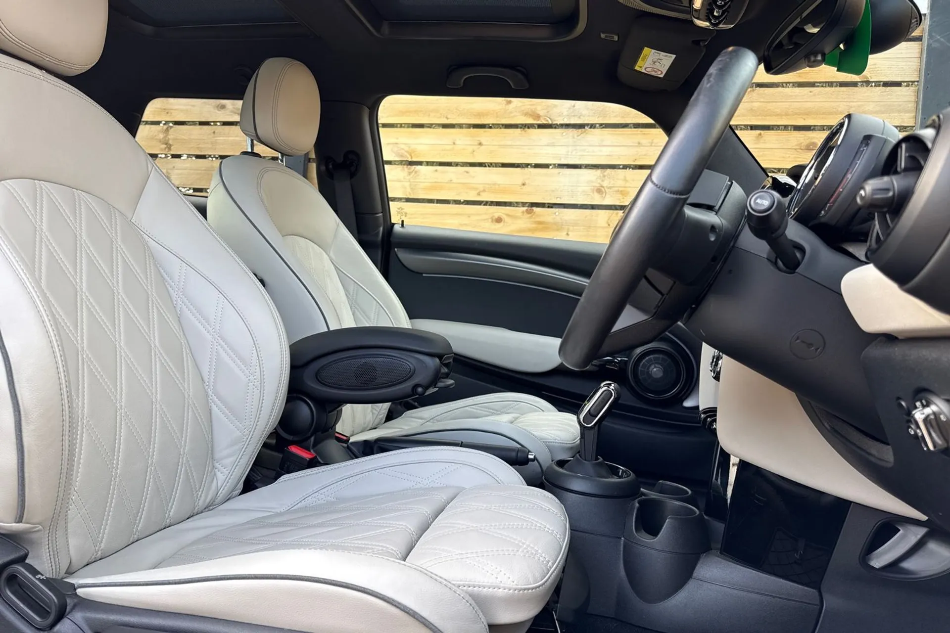 MINI HATCHBACK thumbnail image number 27