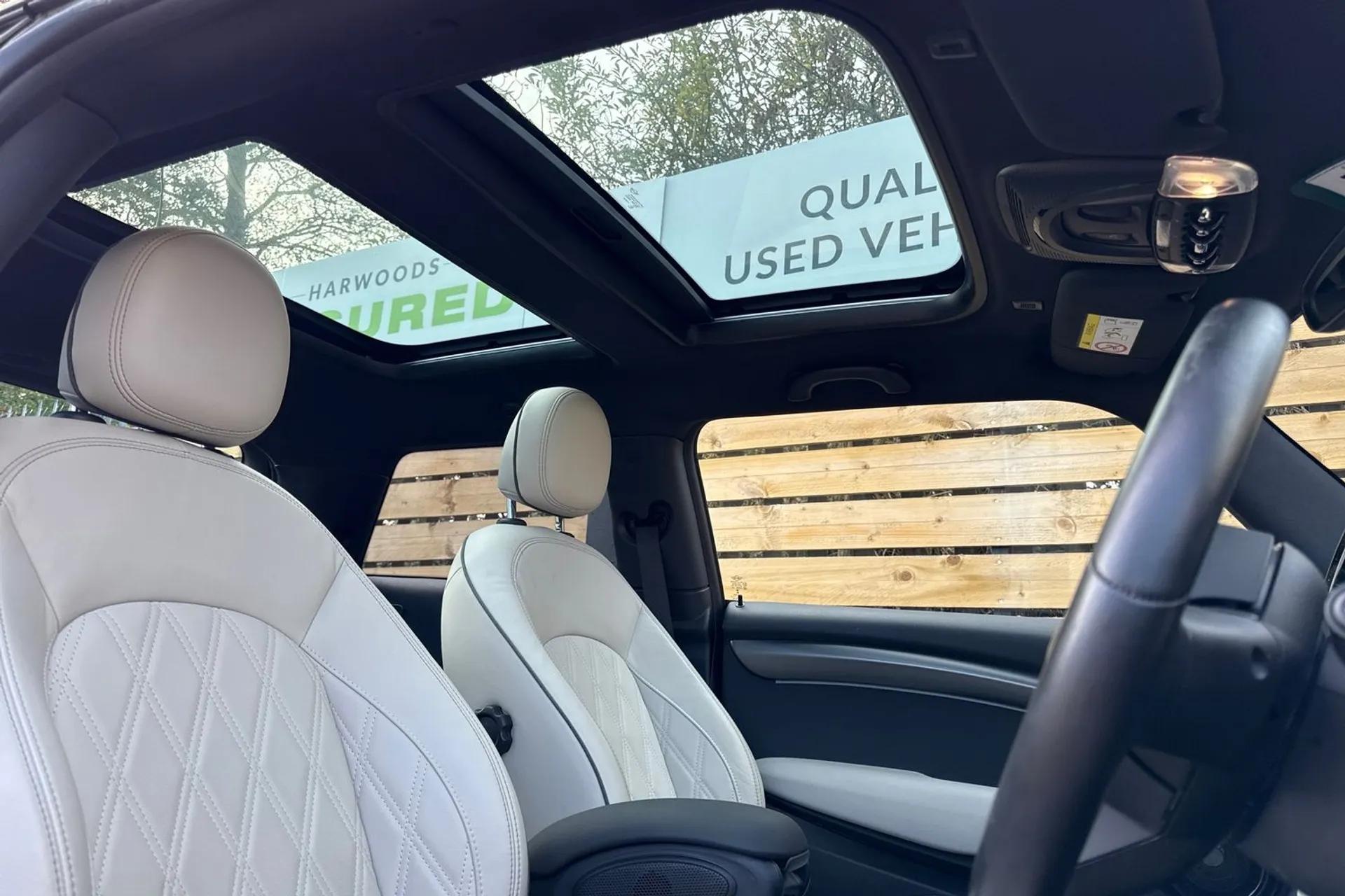 MINI HATCHBACK thumbnail image number 25