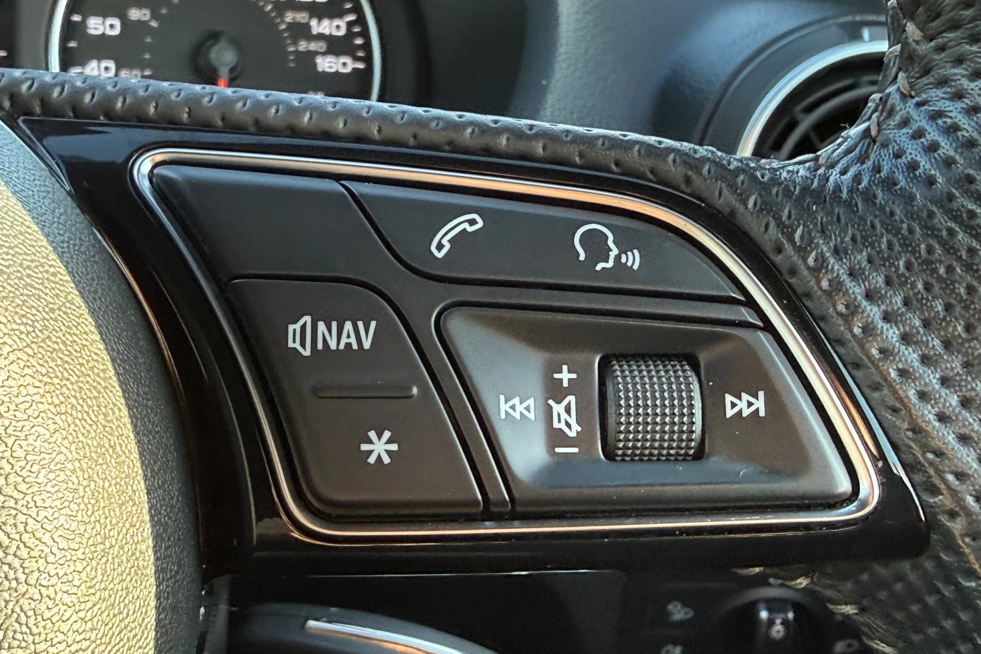 Audi Q2 thumbnail image number 18