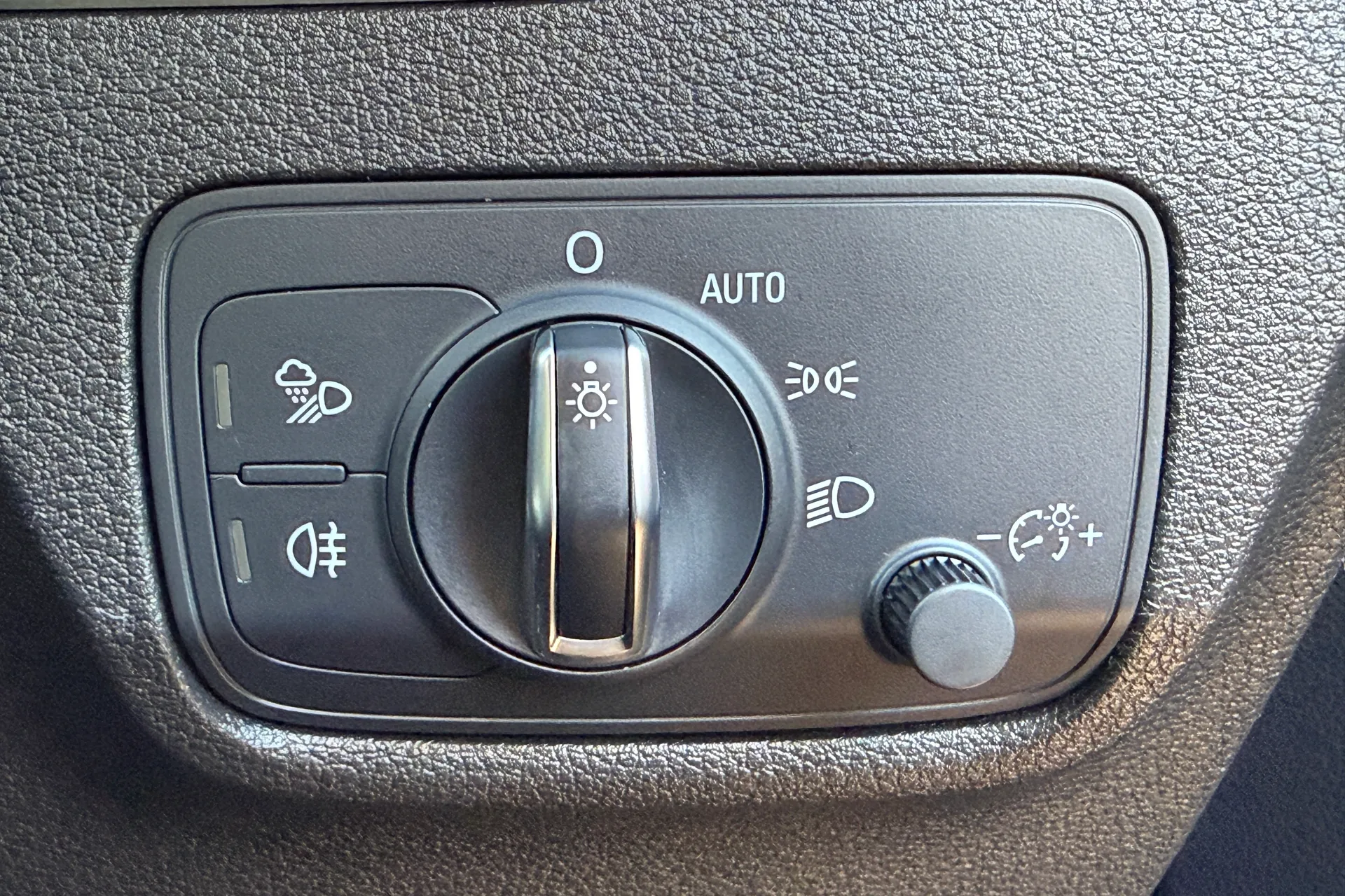 Audi Q2 thumbnail image number 19