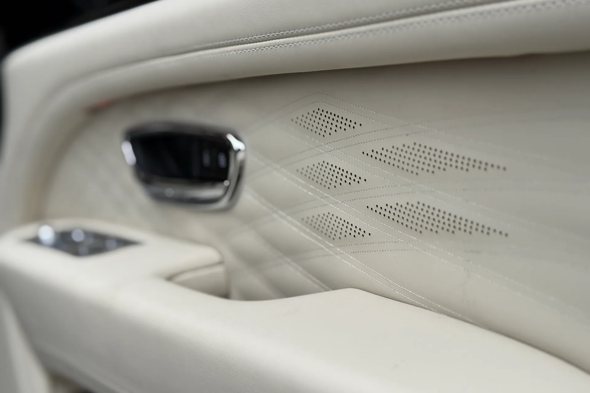 Bentley BENTAYGA thumbnail image number 16