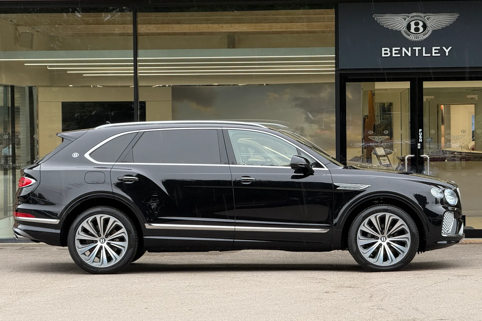 Bentley BENTAYGA thumbnail image number 3