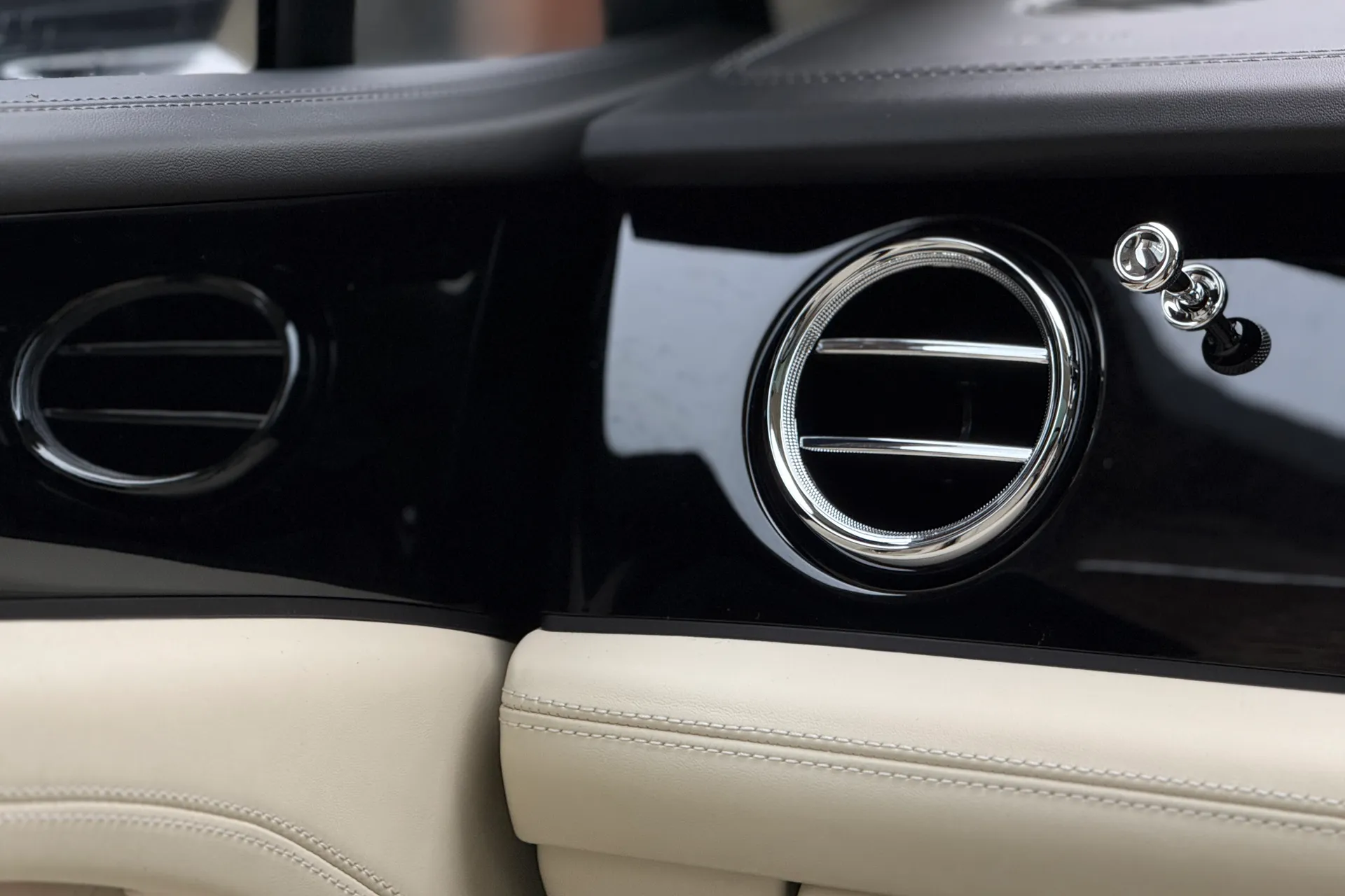 Bentley BENTAYGA thumbnail image number 24