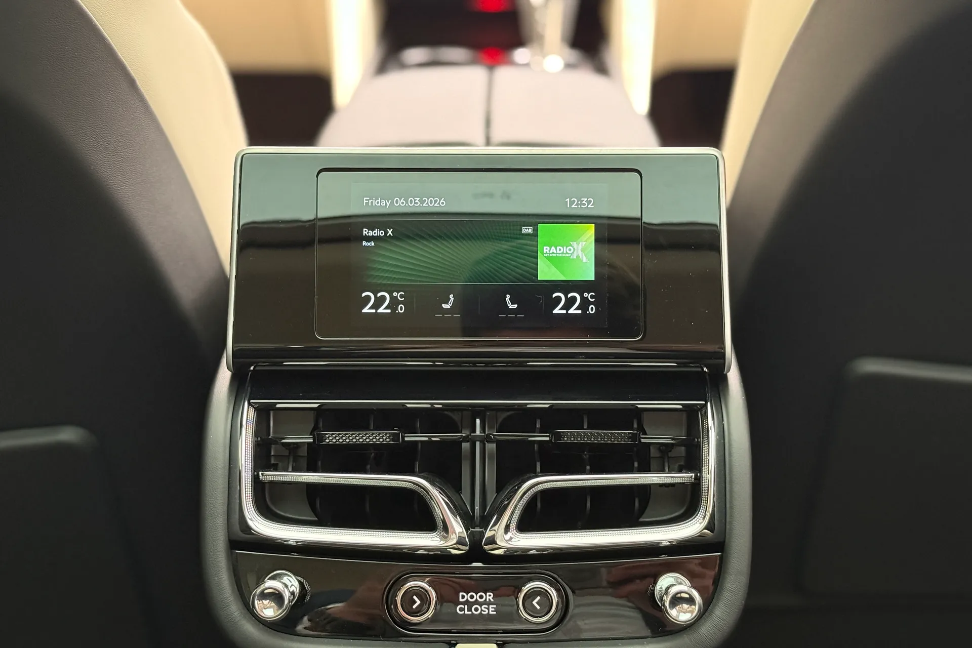 Bentley BENTAYGA thumbnail image number 18