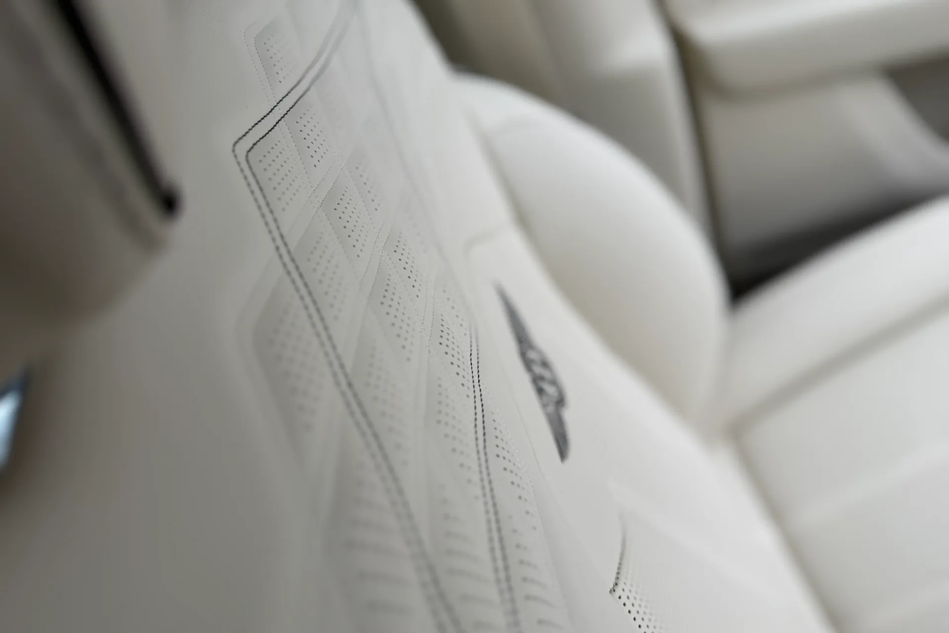 Bentley BENTAYGA thumbnail image number 25