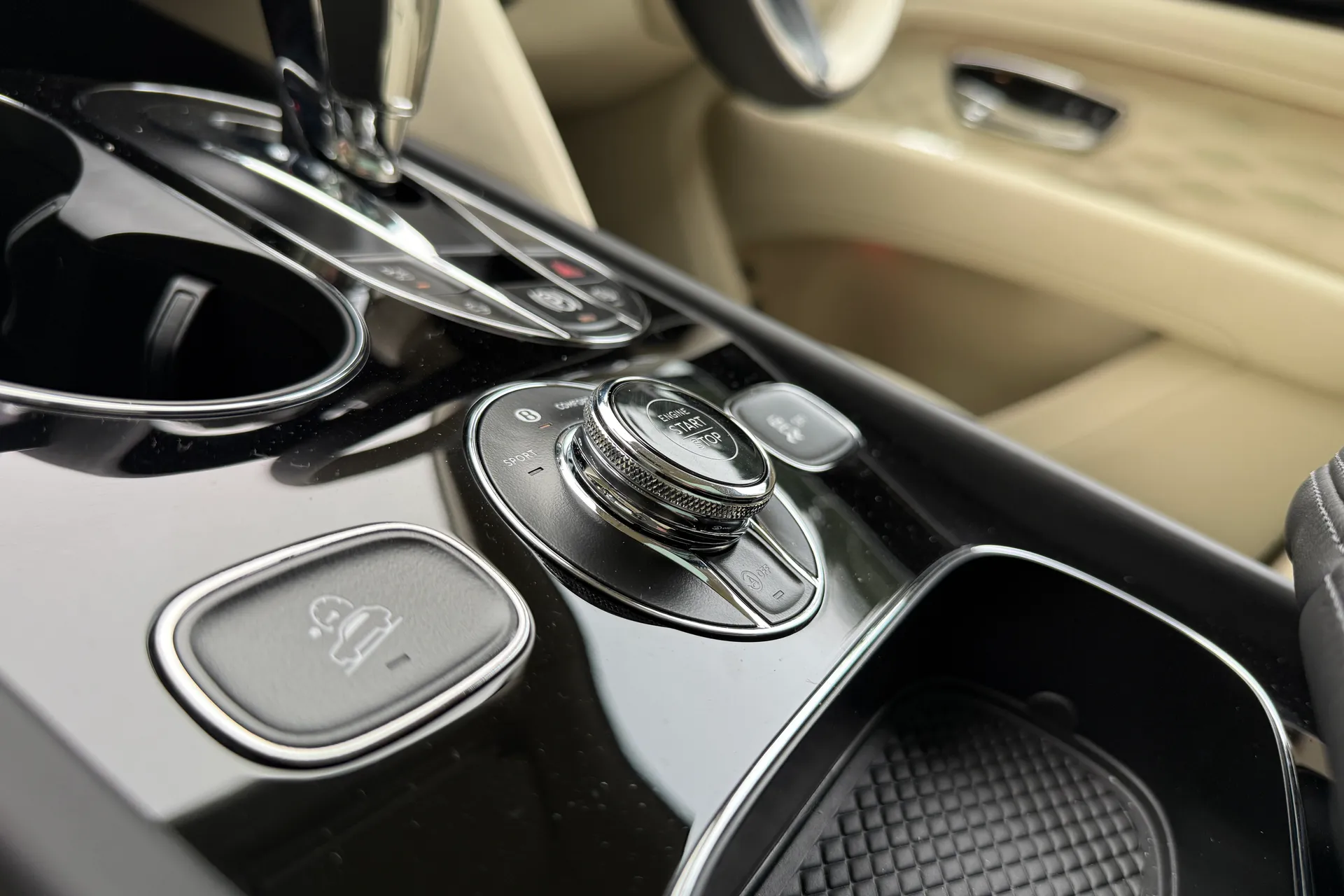 Bentley BENTAYGA thumbnail image number 26