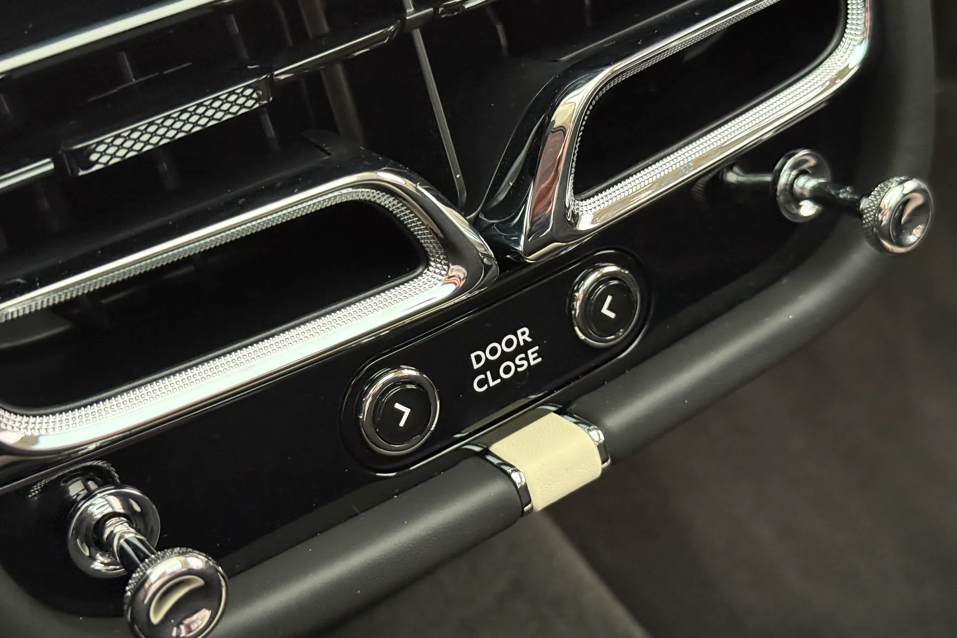 Bentley BENTAYGA thumbnail image number 27