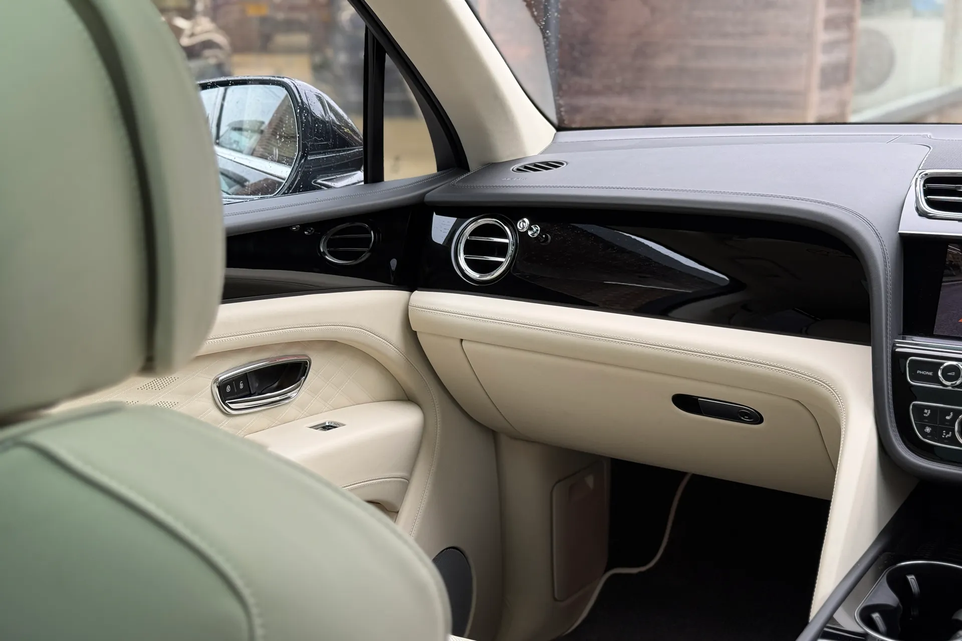 Bentley BENTAYGA thumbnail image number 19