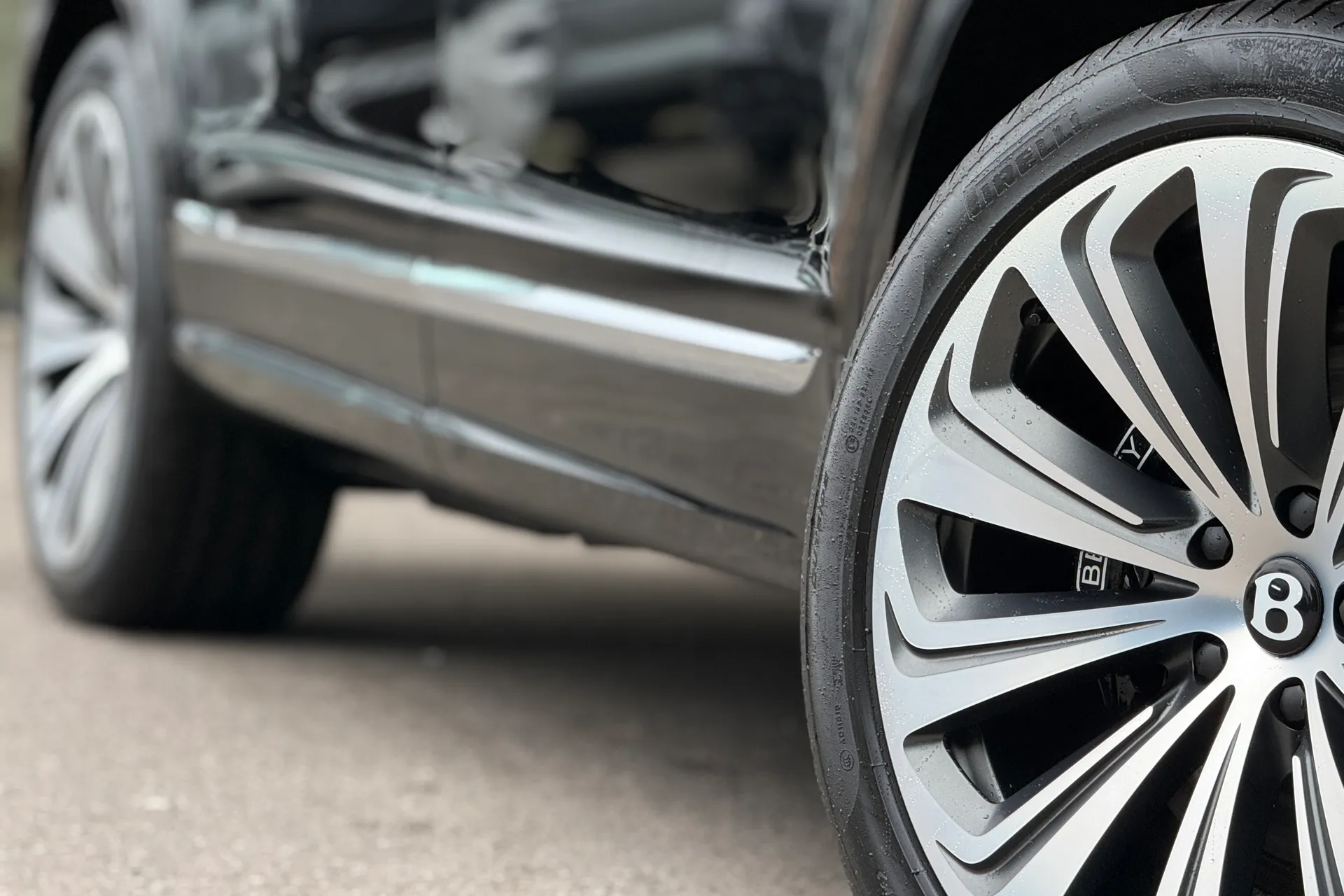 Bentley BENTAYGA thumbnail image number 4