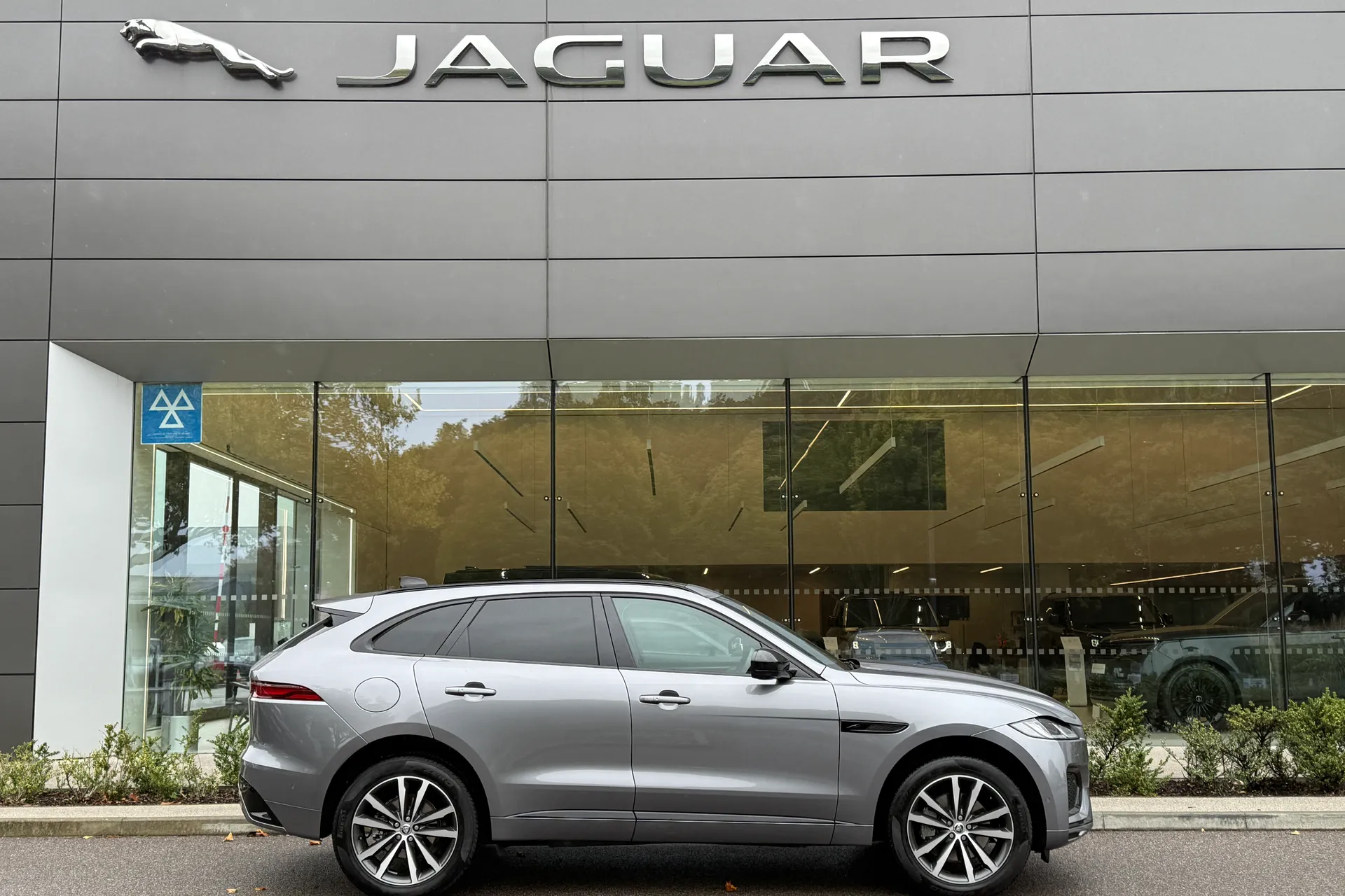 Jaguar F-PACE thumbnail image number 2