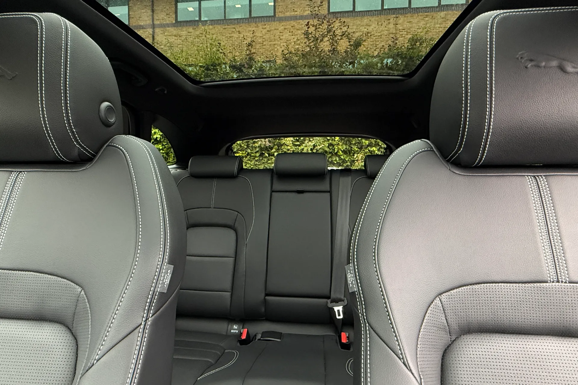 Jaguar F-PACE thumbnail image number 40