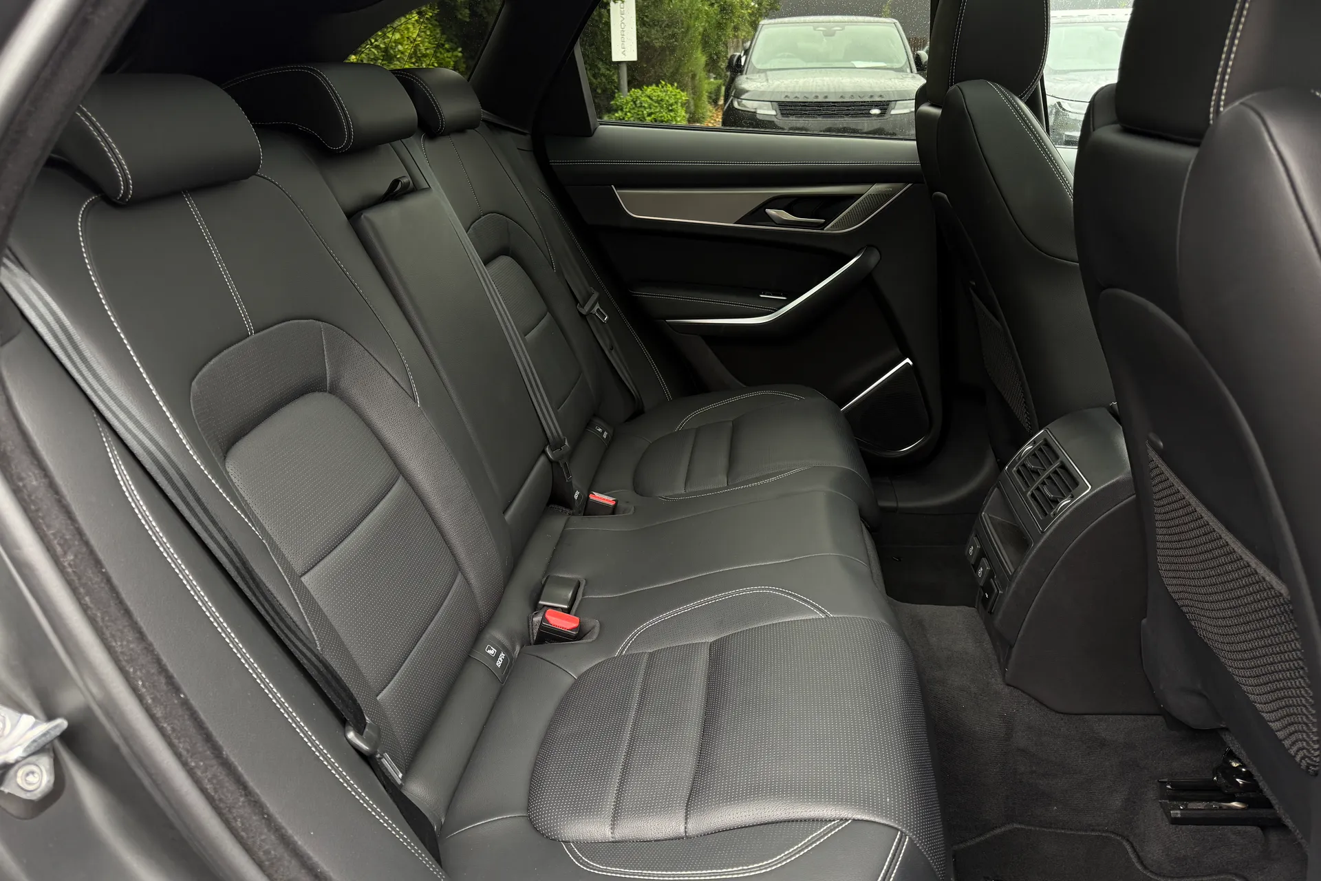 Jaguar F-PACE thumbnail image number 36