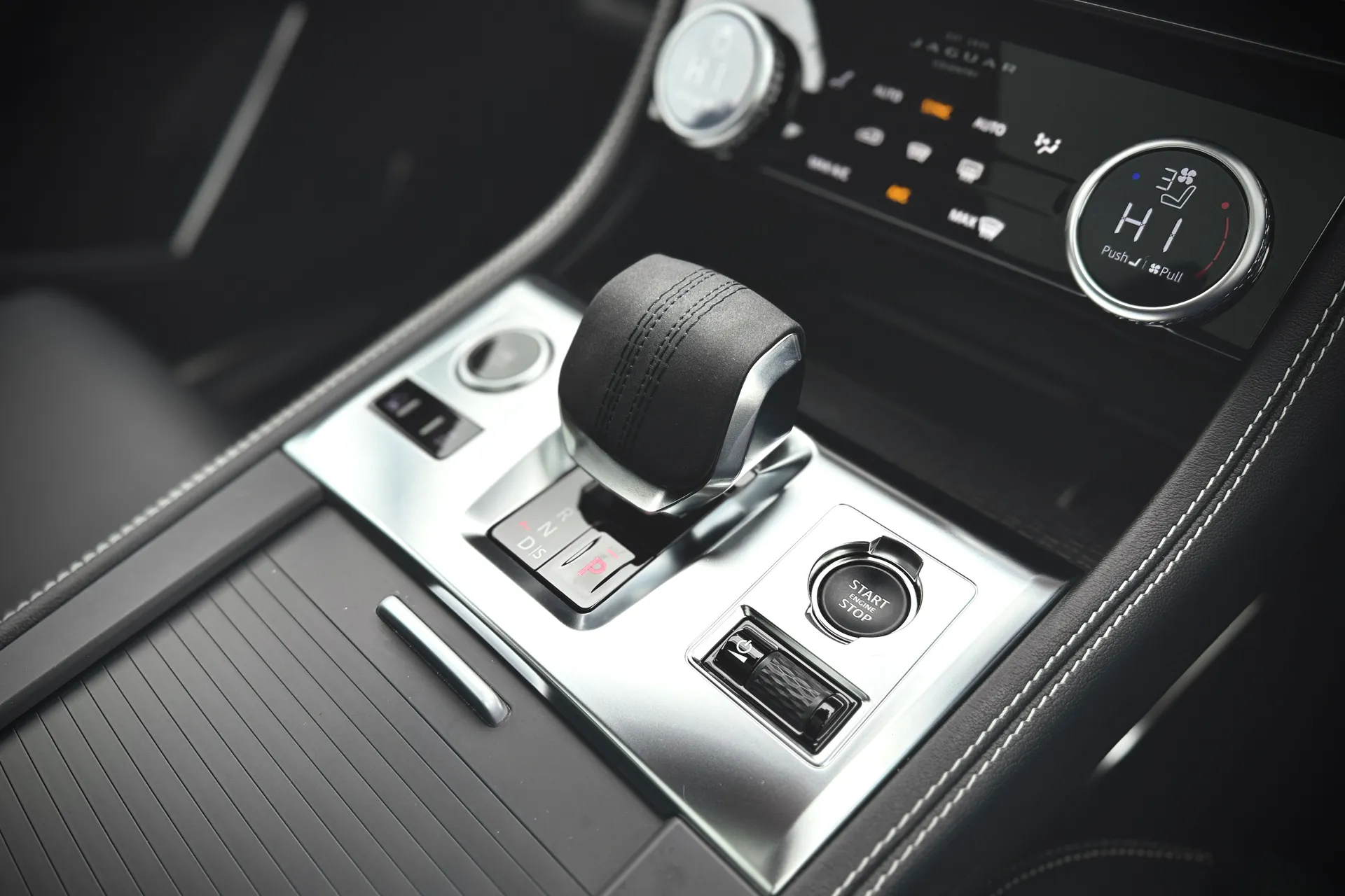 Jaguar F-PACE thumbnail image number 25