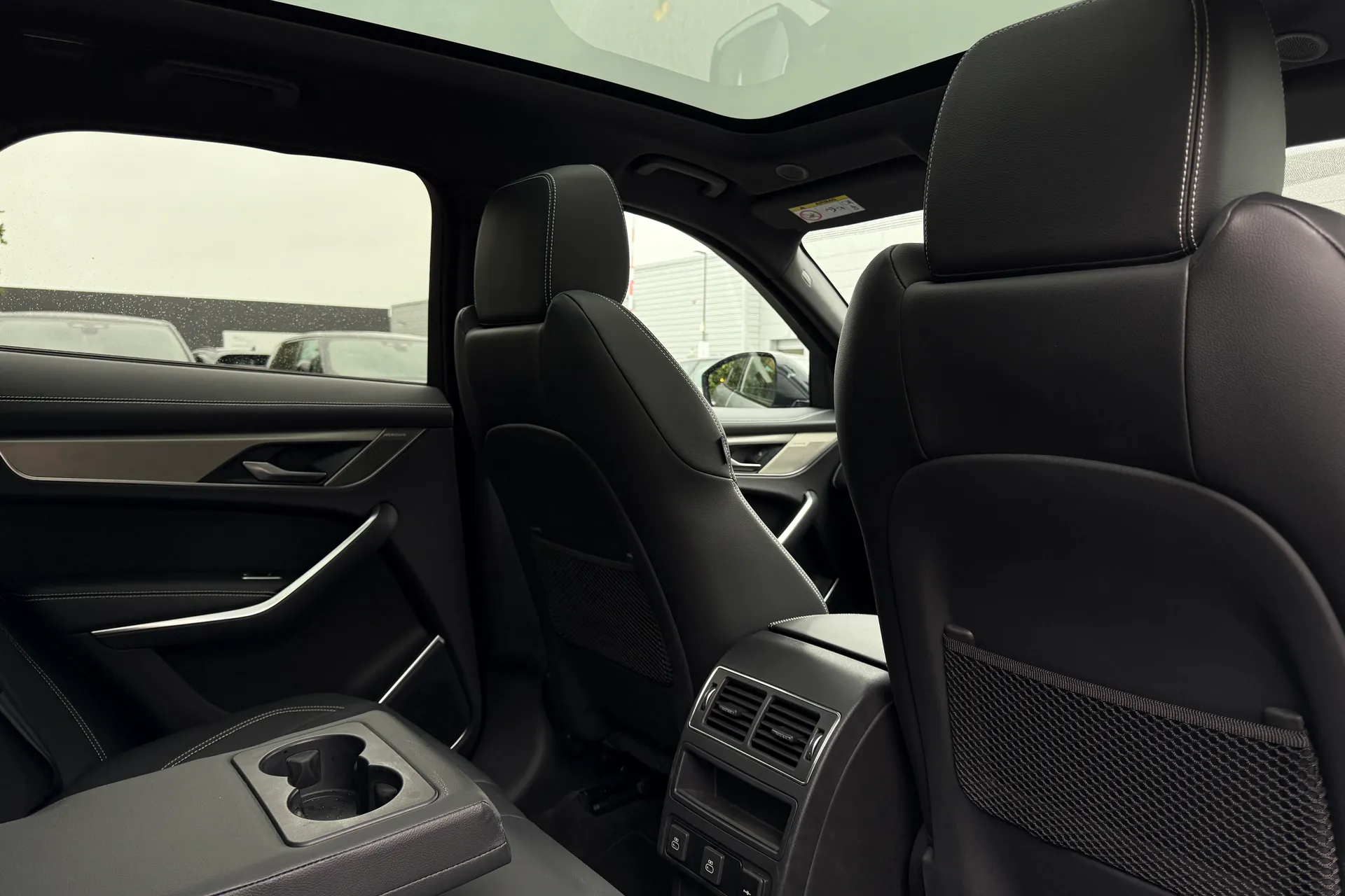 Jaguar F-PACE thumbnail image number 37